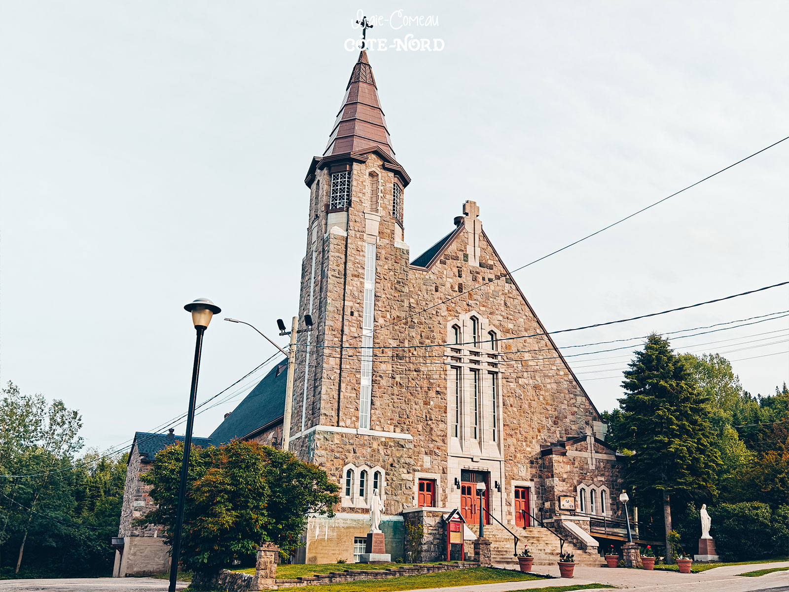 Église de pierre aux portes rouges, à Baie-Comeau