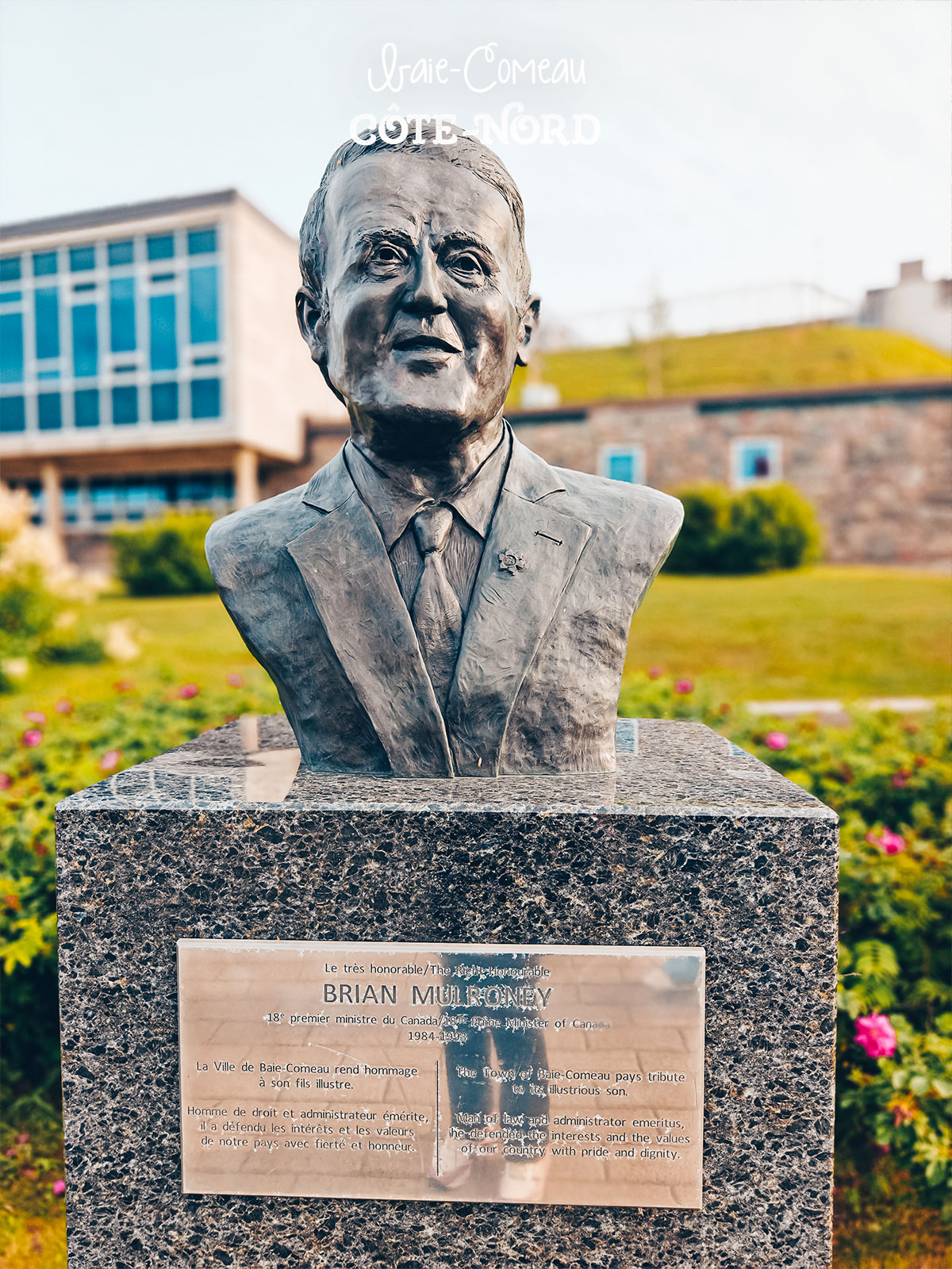 Buste de bronze et sa plaque de laiton
