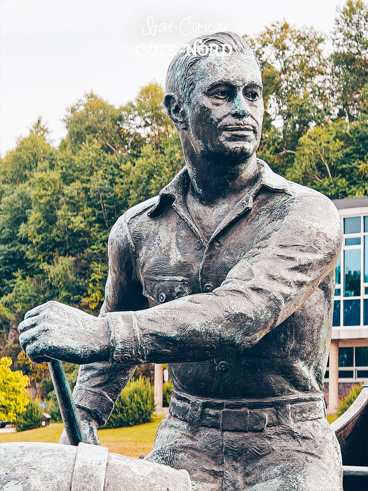 Statue de bronze aux manches retroussées