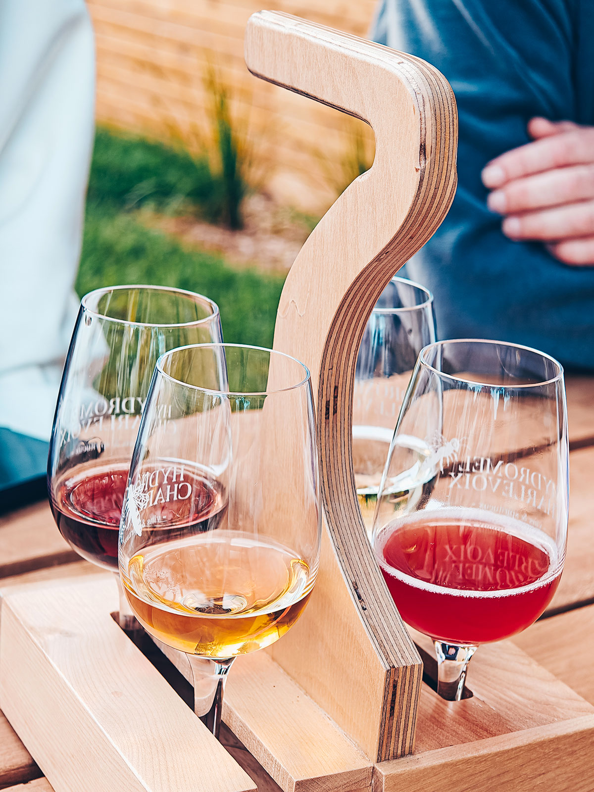 Des verres d’hydromel alignés pour la dégustation