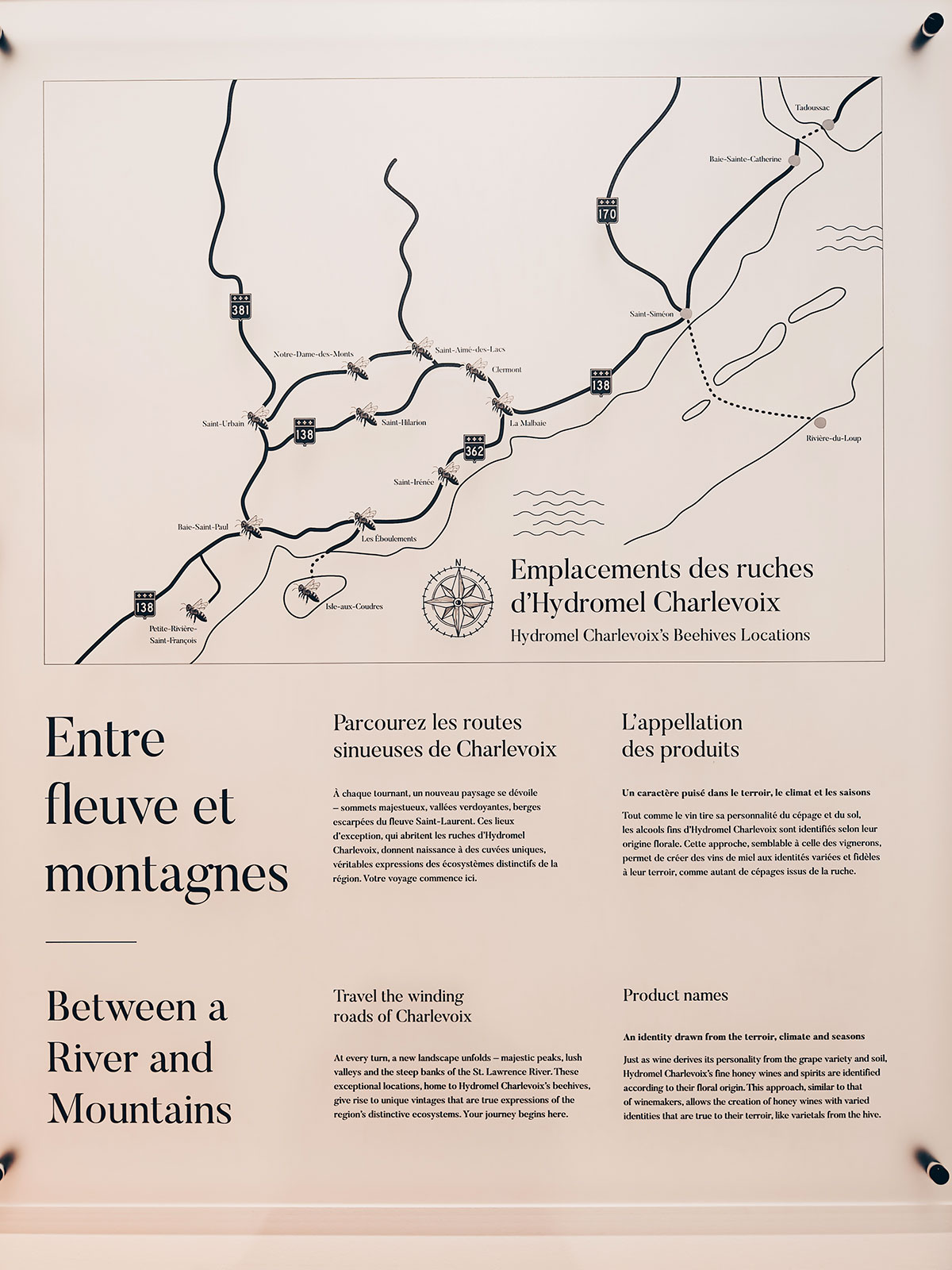 Un panneau d’interprétation « Entre fleuve et montagnes » avec la carte des ruches
