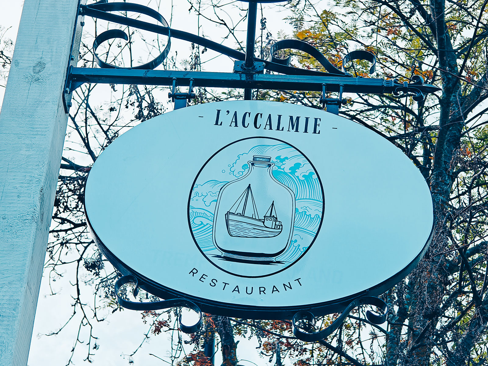 L’enseigne suspendue du restaurant L’Accalmie