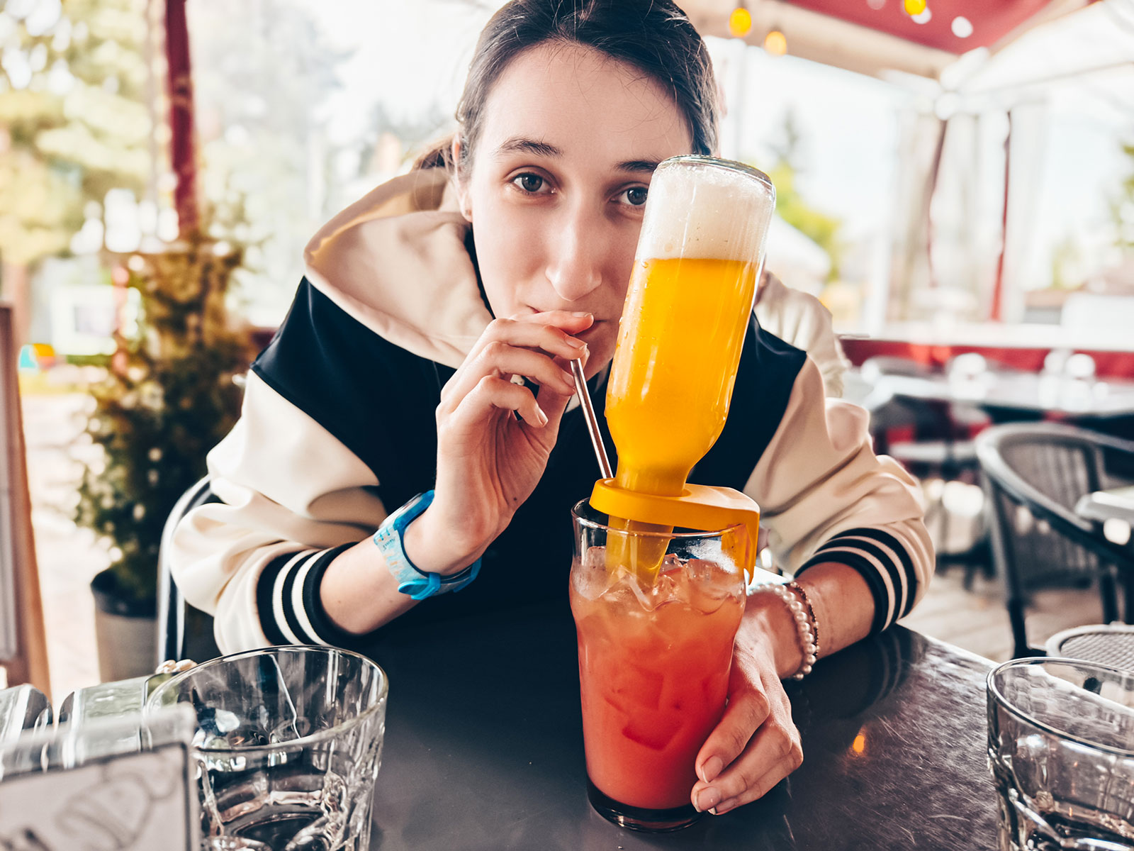 Un verre de bière levé à table