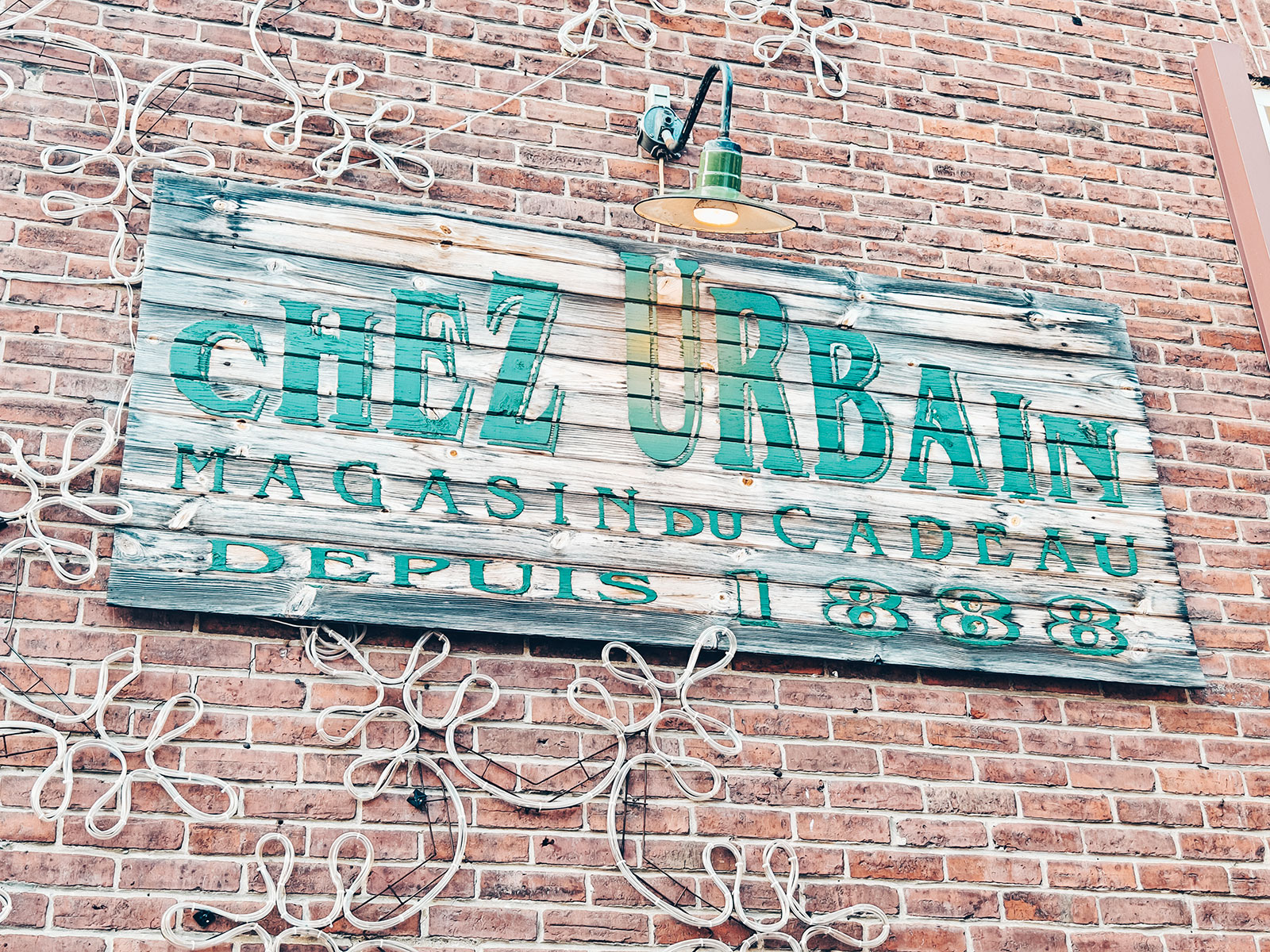 L’enseigne peinte de la boutique Chez Urbain