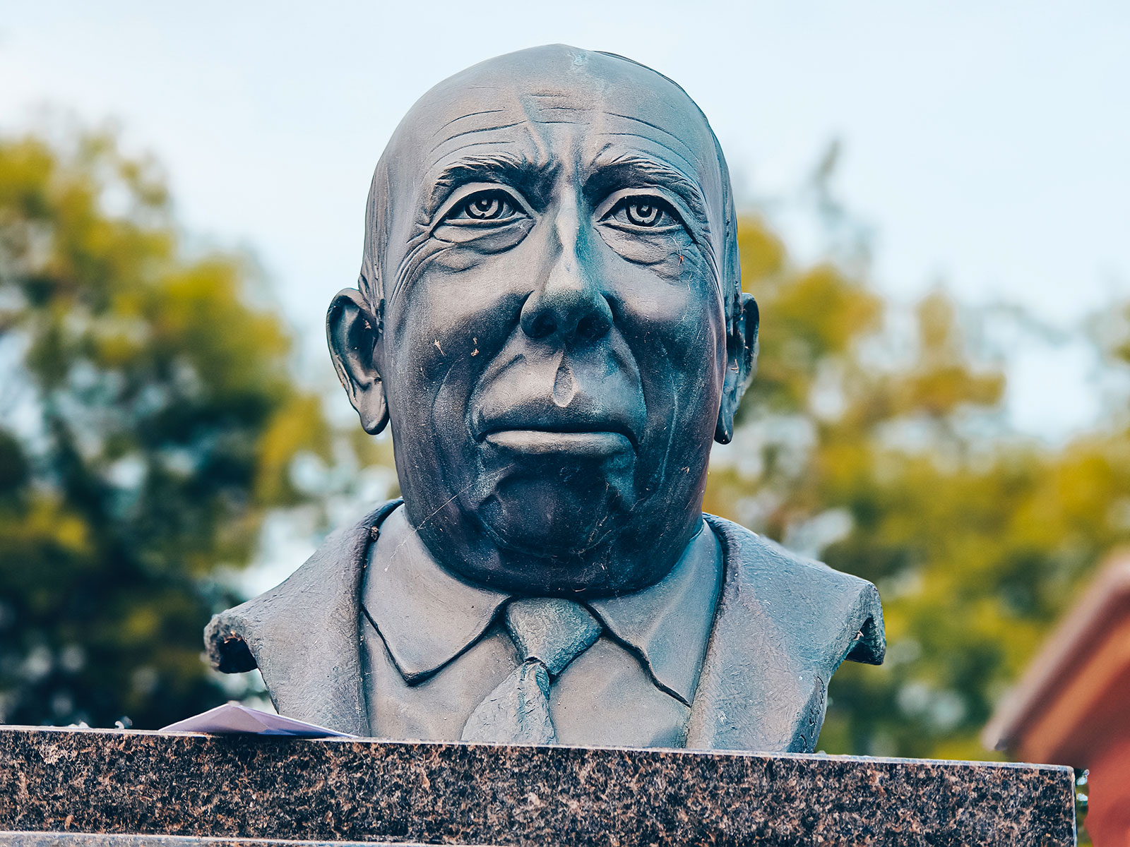 Un buste de pierre vu de près