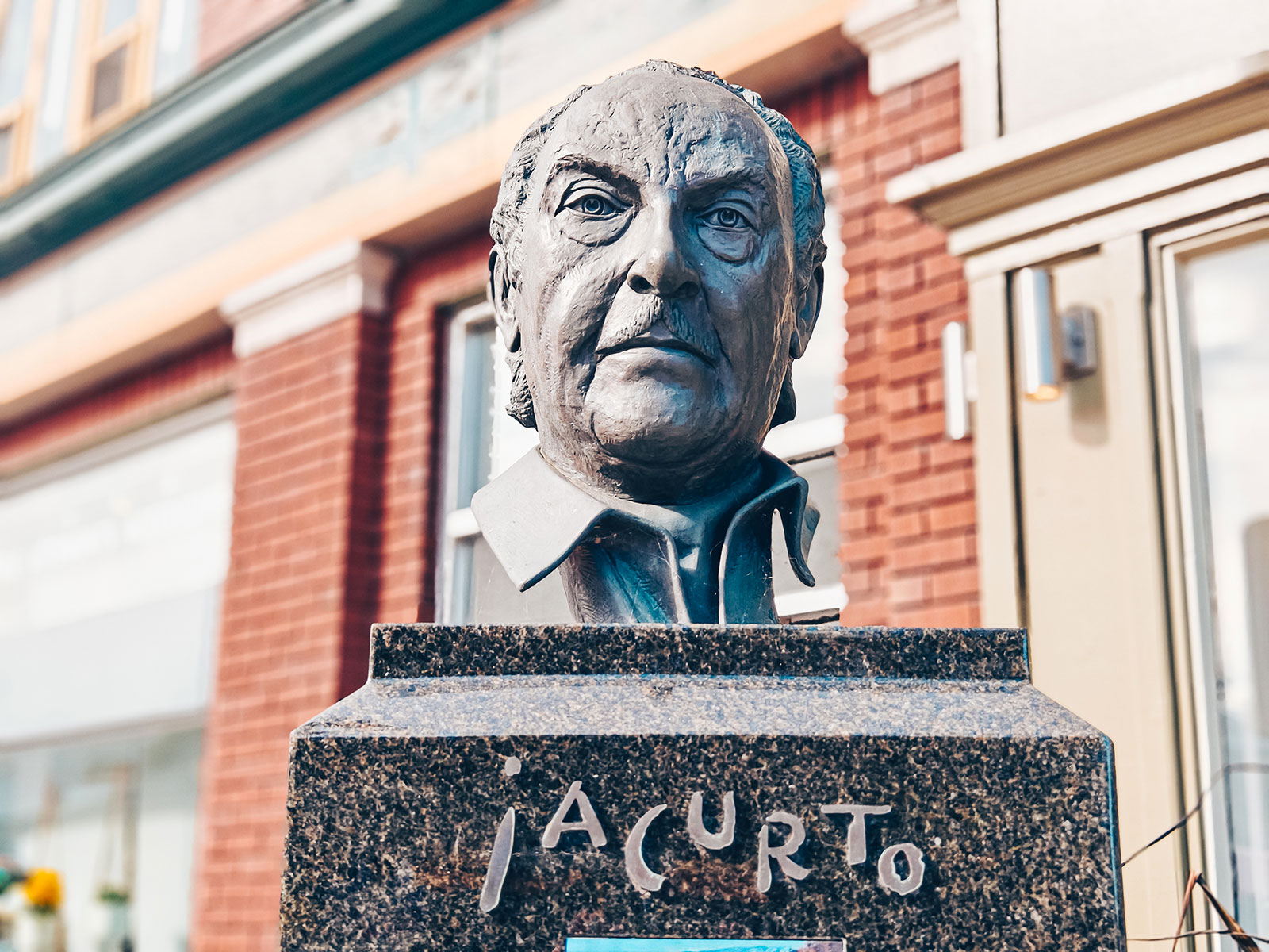 Un autre buste sur son socle gravé