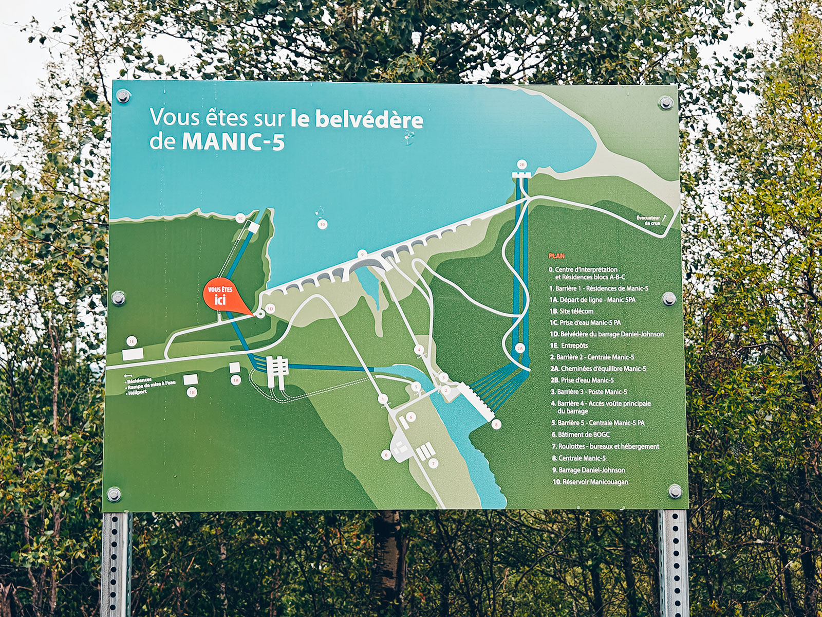 Panneau d'interprétation présentant le plan du site du belvédère de Manic-5