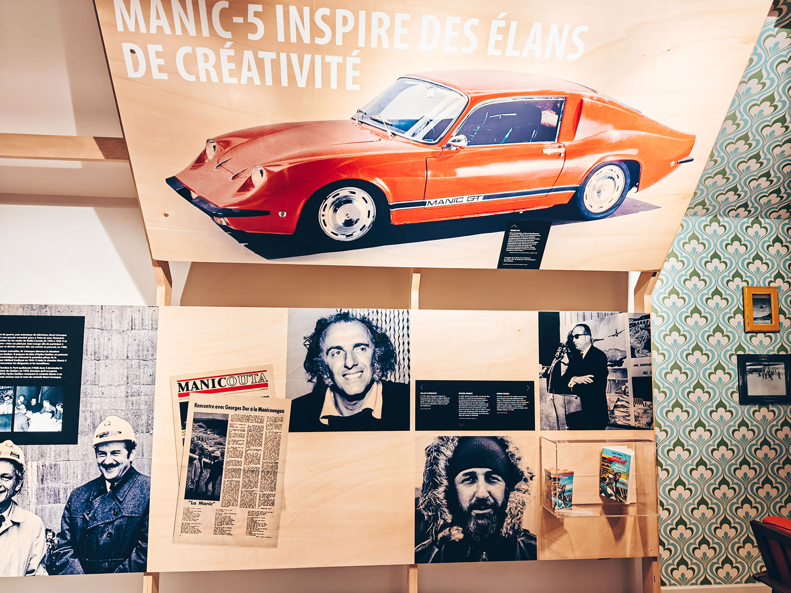 Panneau d'exposition montrant la voiture sport Manic GT et un montage de photos d'archives