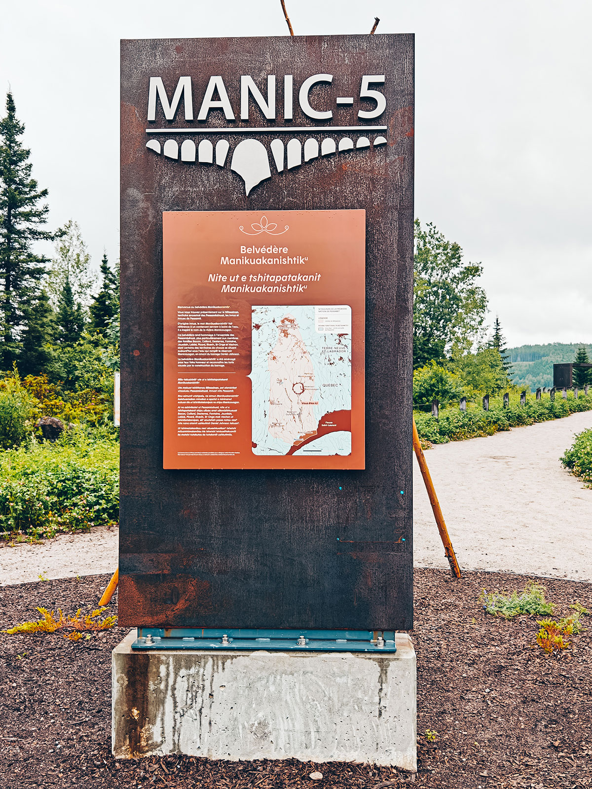 Le monolithe d'acier corten portant le nom MANIC-5 et le panneau bilingue Belvédère Manikuakanishtiku