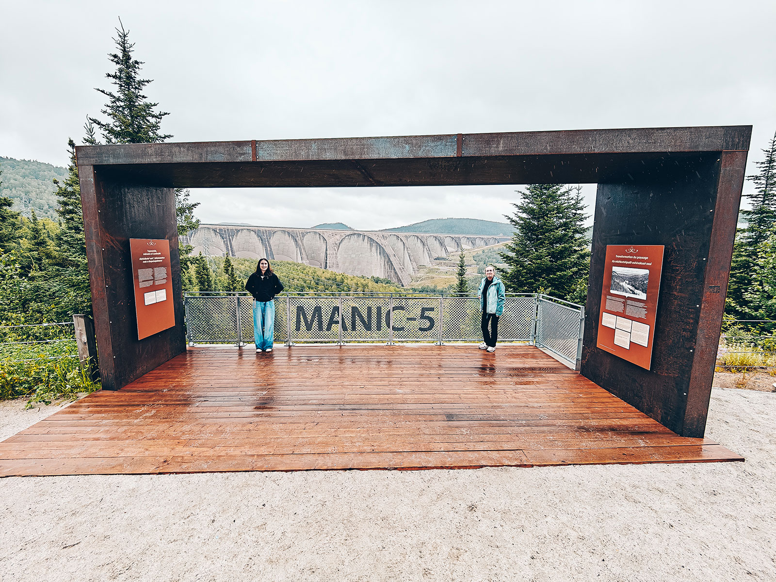 La plateforme de bois du belvédère, encadrée par un portique d'acier corten