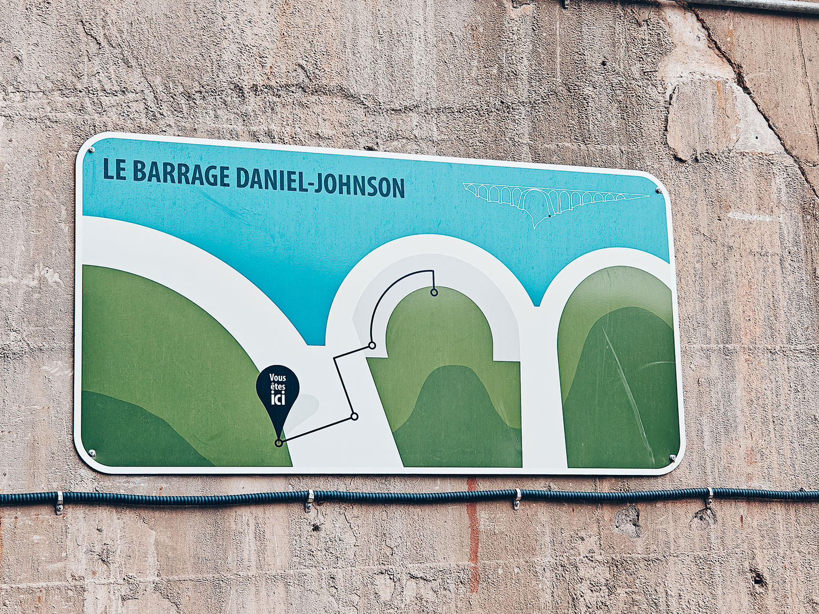 Panneau d'orientation Le barrage Daniel-Johnson avec un repère Vous êtes ici