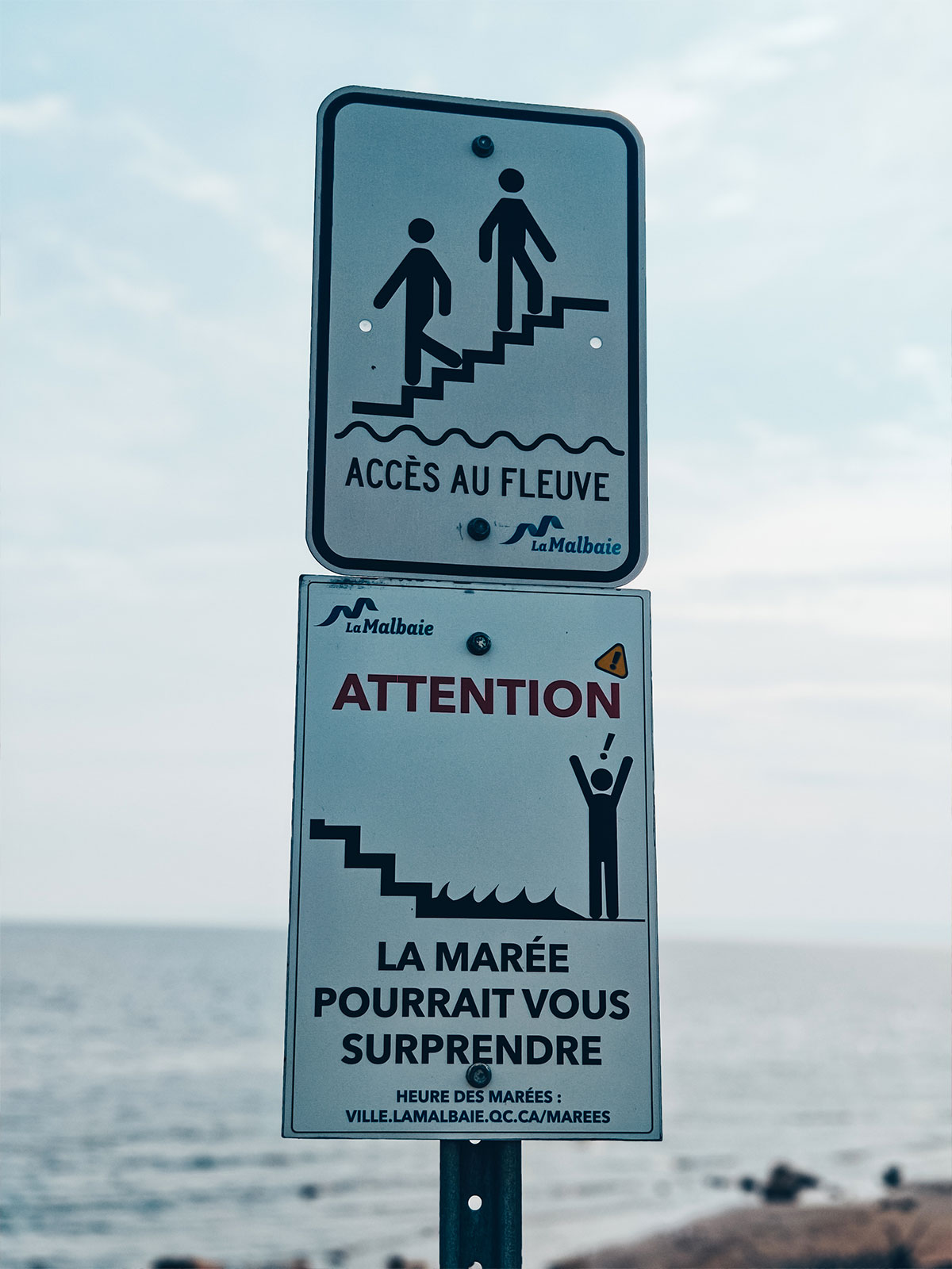 Panneau Accès au fleuve avertissant que la marée pourrait vous surprendre