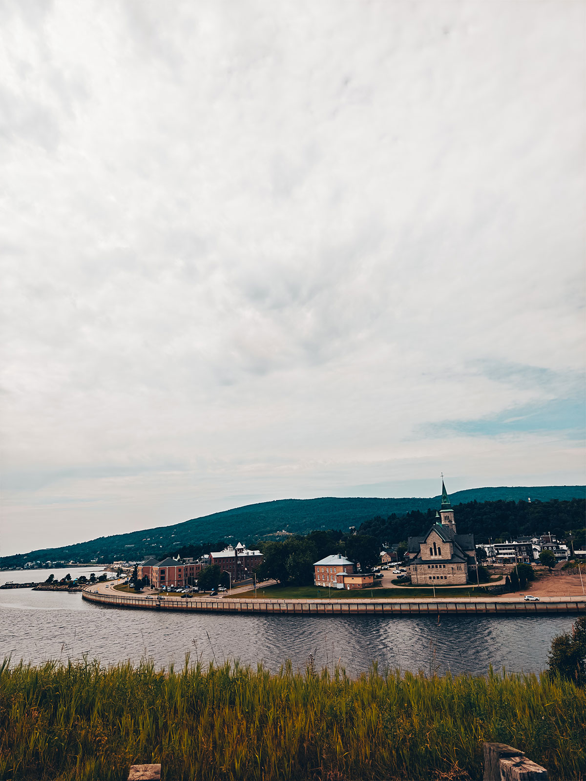 Le clocher vert du village de La Malbaie au bord de l'eau