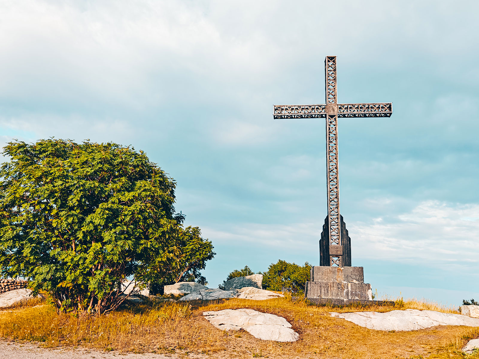 La croix dressée sur son socle de pierre à la Pointe-de-la-Croix