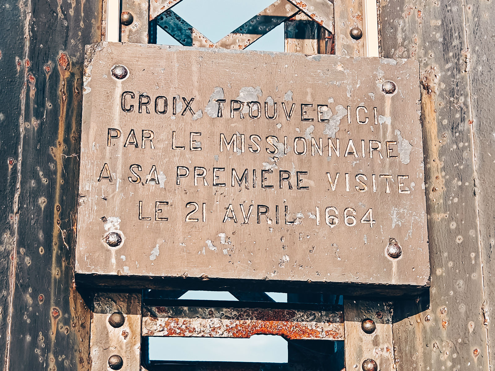 La plaque gravée au pied de la croix