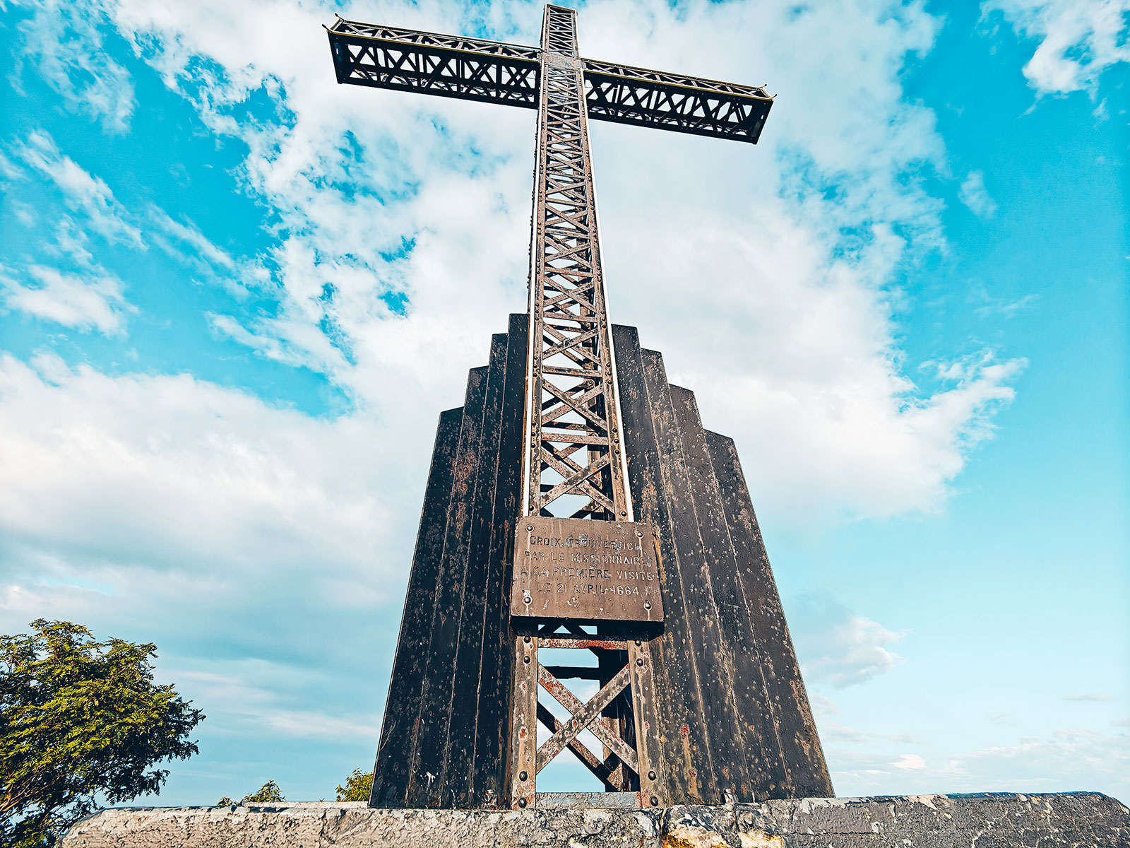 La croix vue d’en dessous contre le ciel