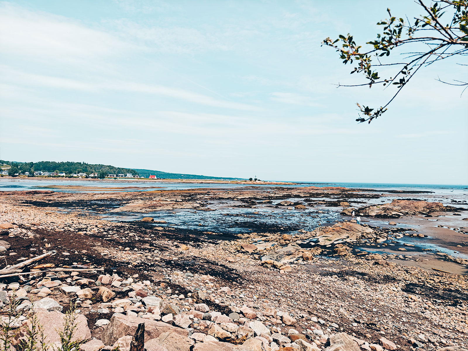 Marée basse sur les galets, aux Escoumins