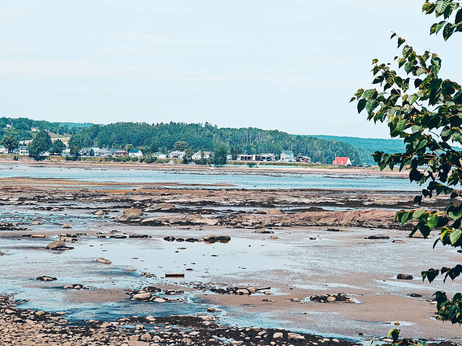 Le village des Escoumins vu depuis la rive opposée