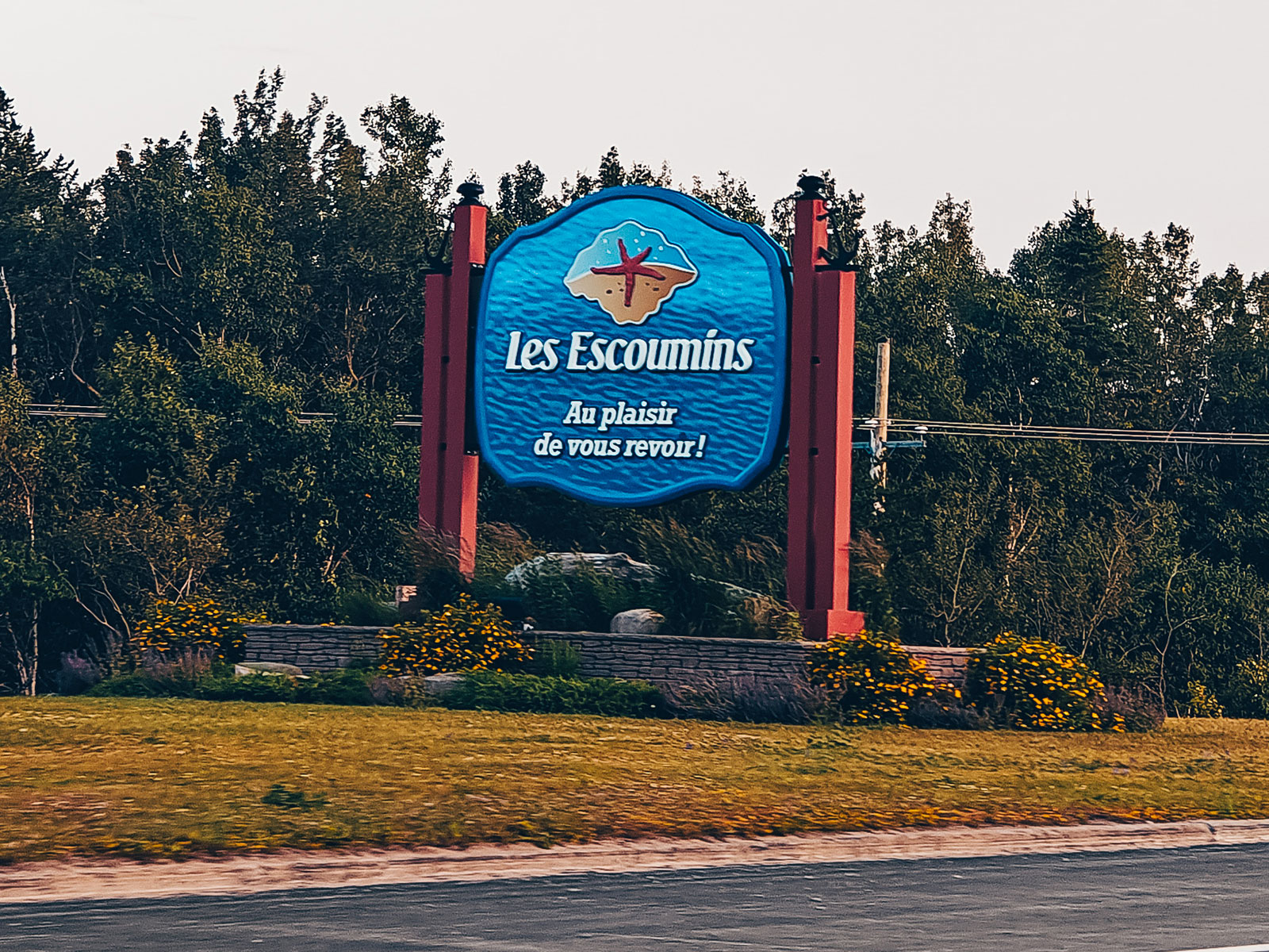 Le panneau d’accueil des Escoumins au bord de la route