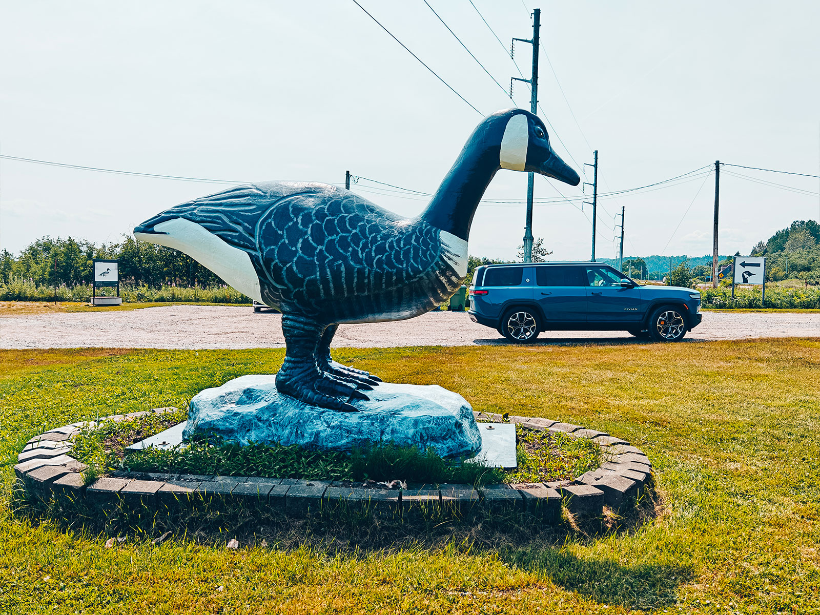 La sculpture géante de bernache et le Rivian stationné à côté