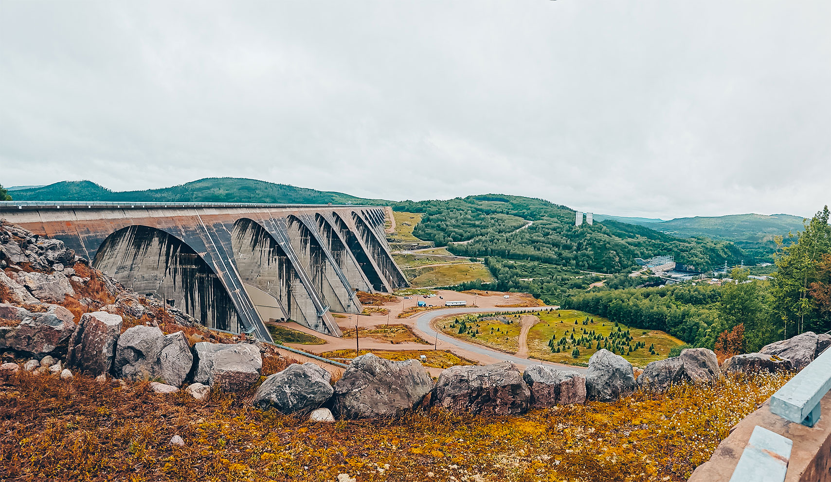 Le barrage Daniel-Johnson vu depuis le belvédère