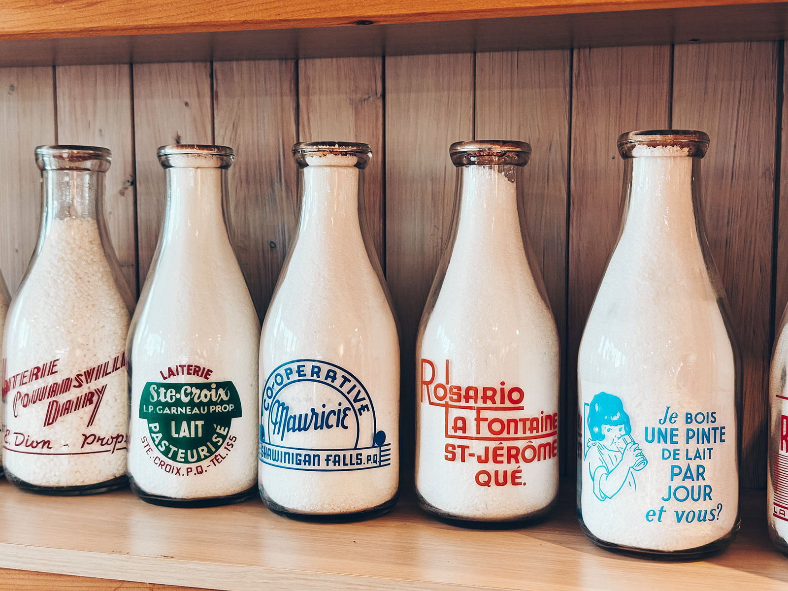 Une vitrine de bouteilles de lait anciennes en verre