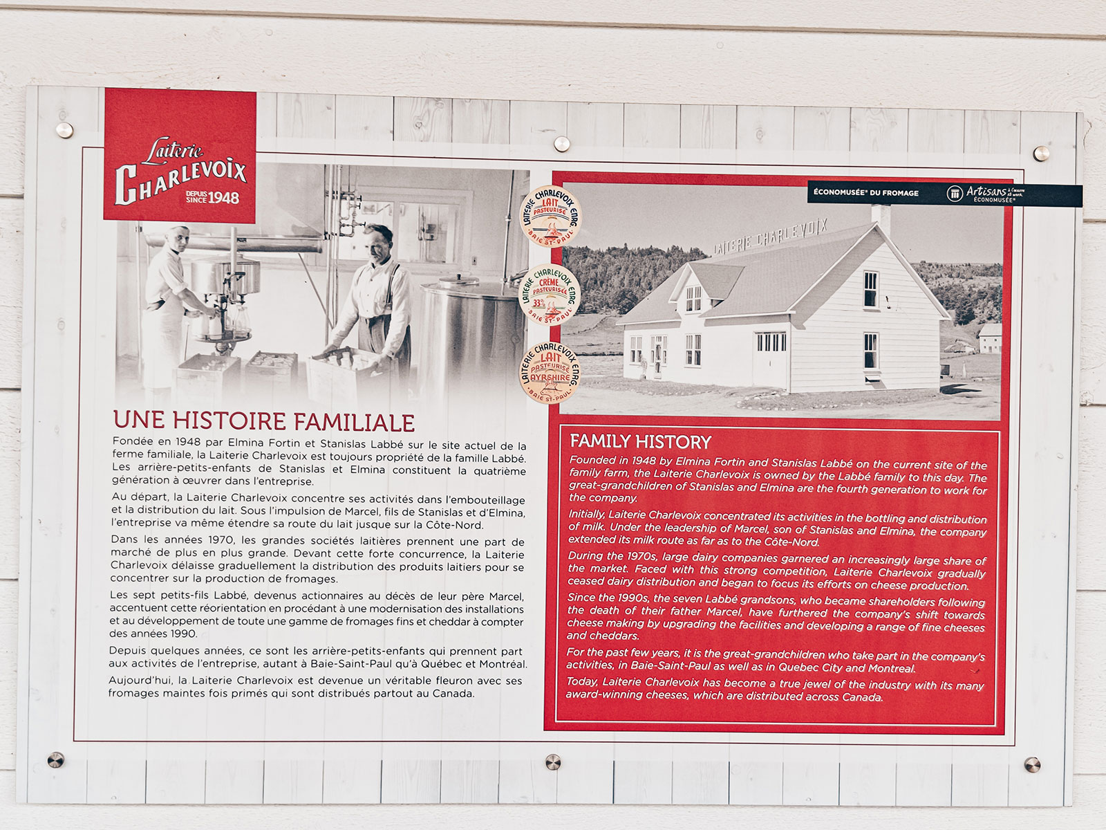 Un panneau mural racontant l’histoire familiale de la laiterie