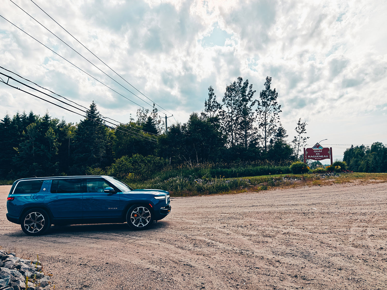 Le Rivian devant le panneau du quai de Ragueneau