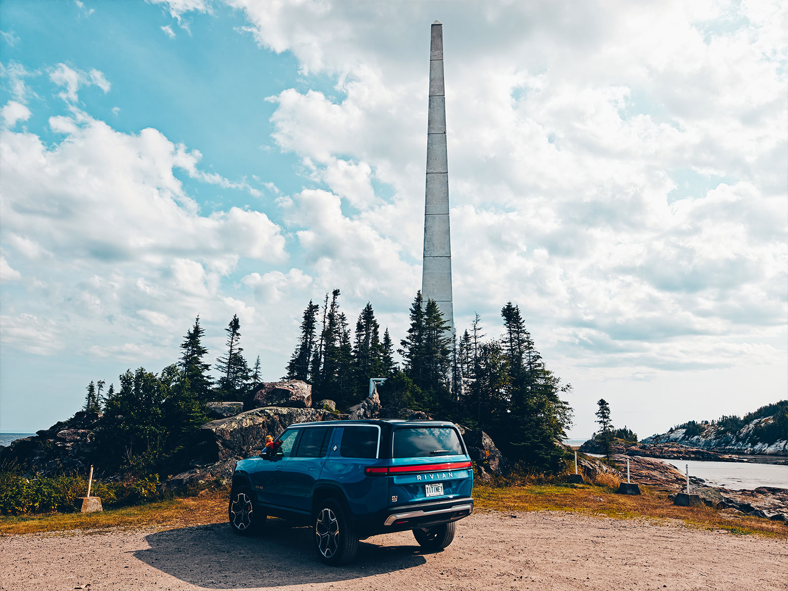 Le Rivian stationné sous une haute tour électrique