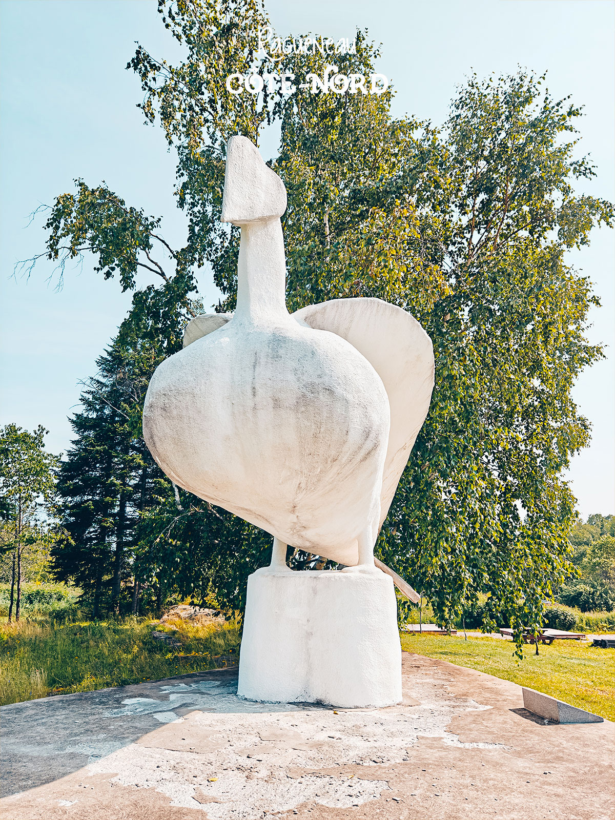 Une oie blanche sculptée, démesurée
