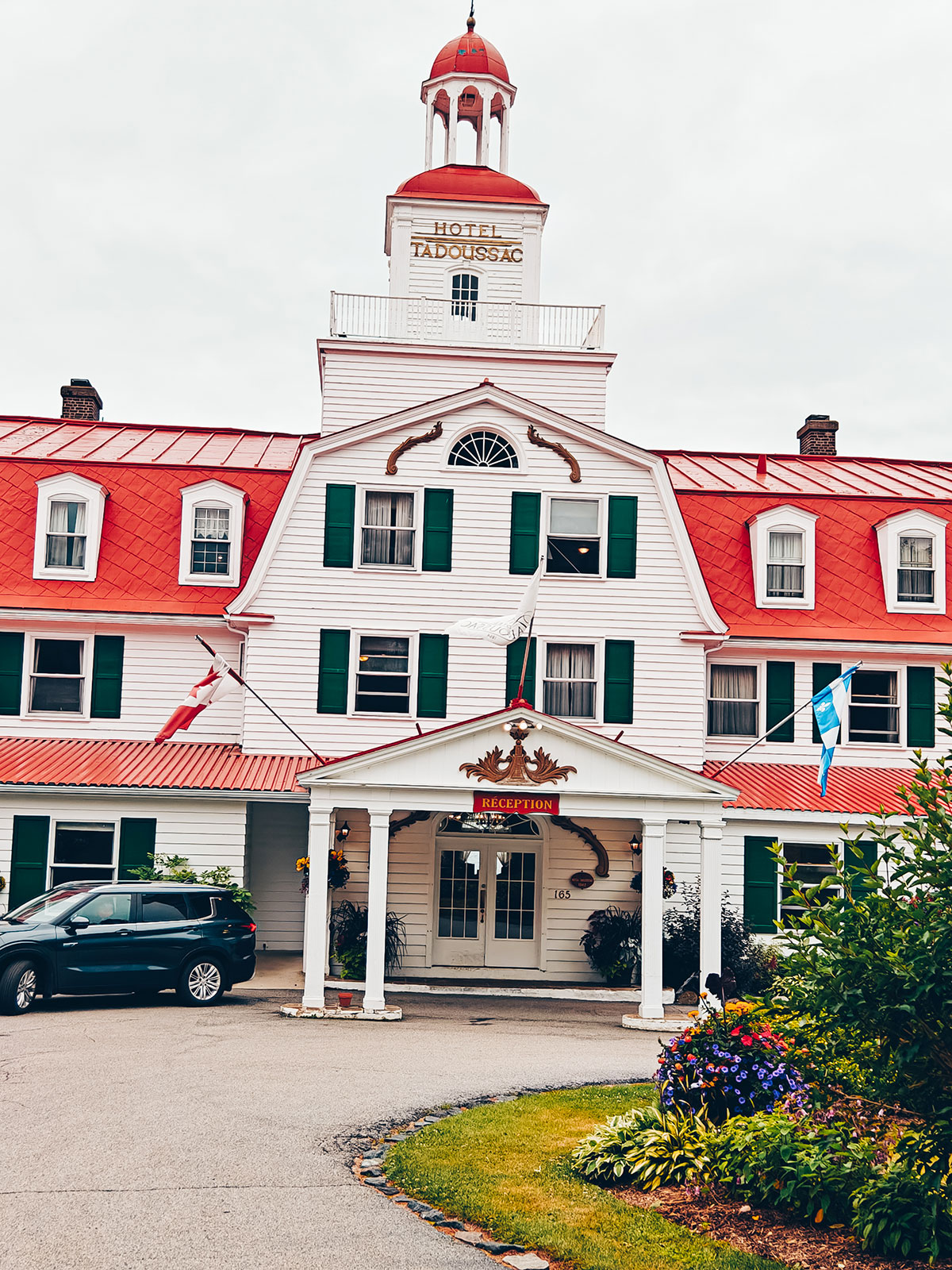 L’entrée principale de l’Hôtel Tadoussac