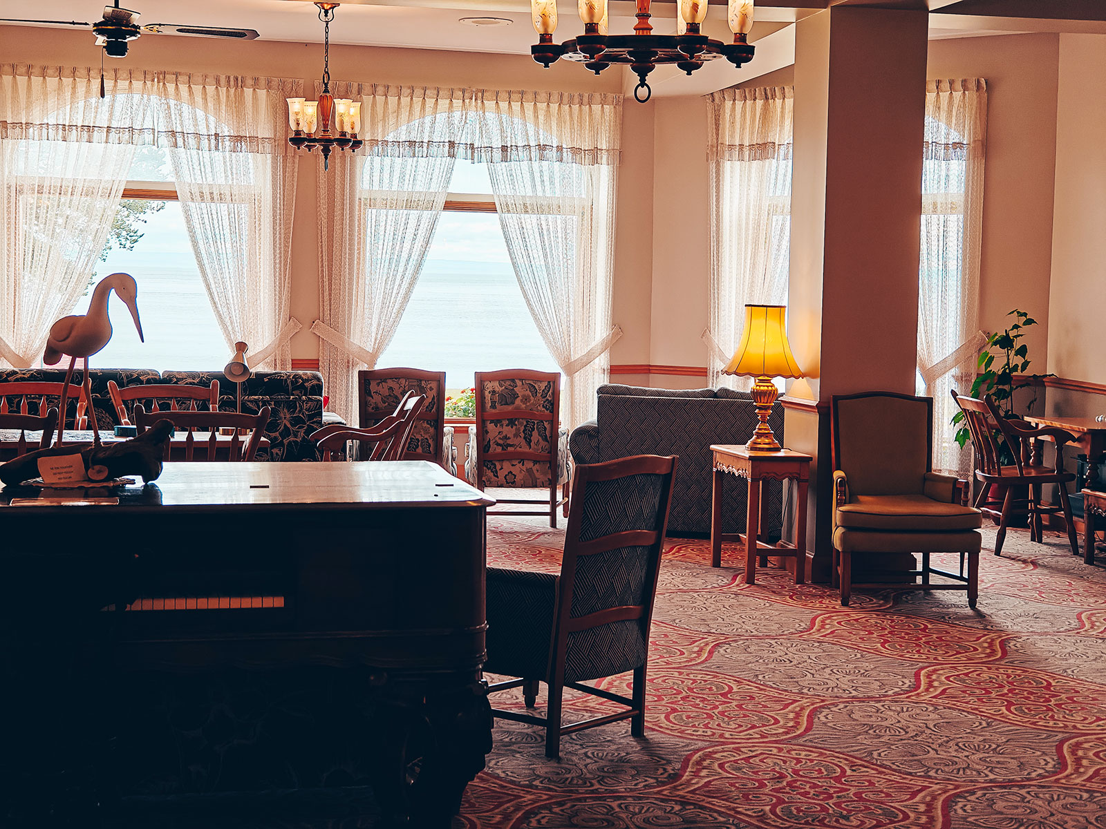 Un salon lambrissé à l’intérieur de l’hôtel