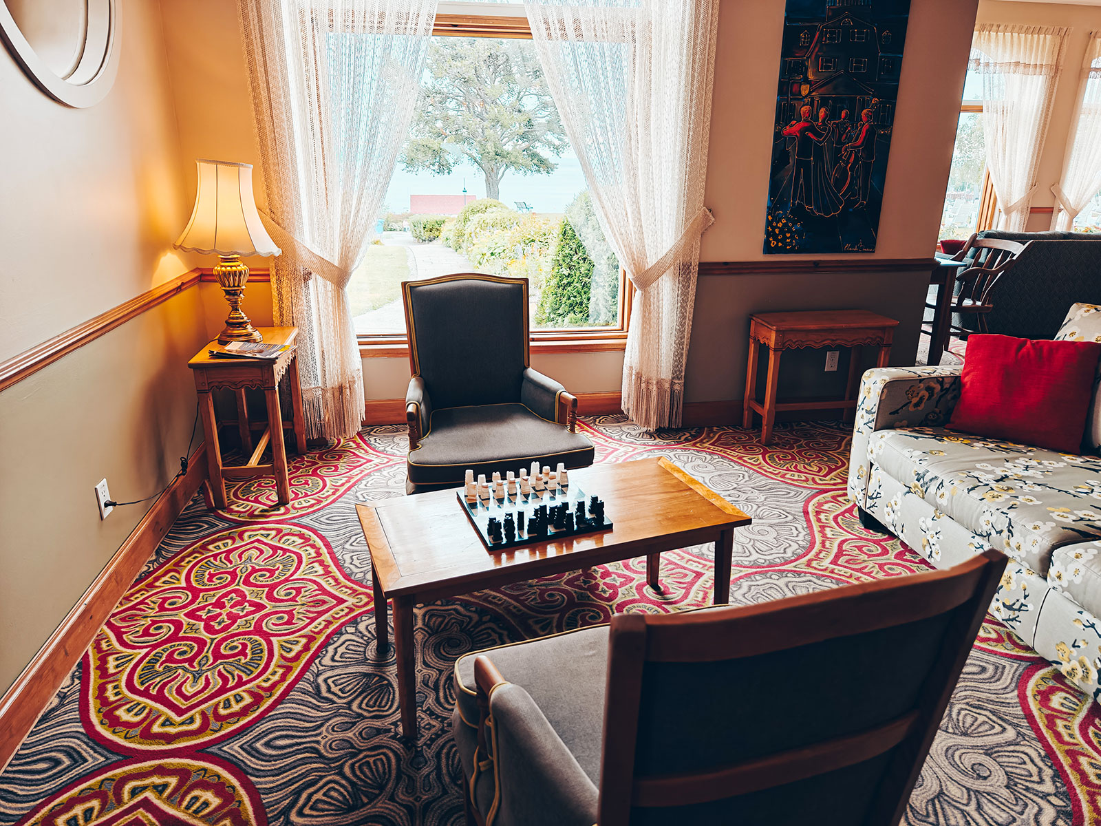 Un petit salon avec lampes et tapis à motifs