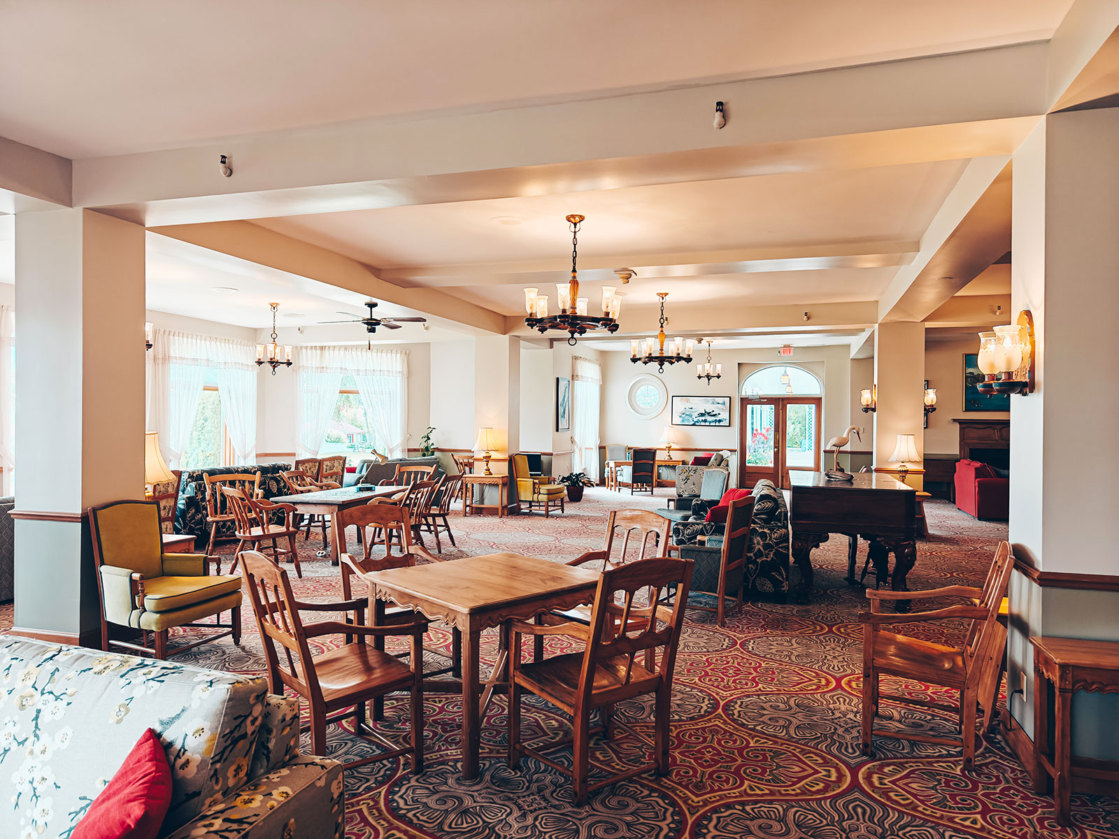 La longue salle à manger, tables dressées
