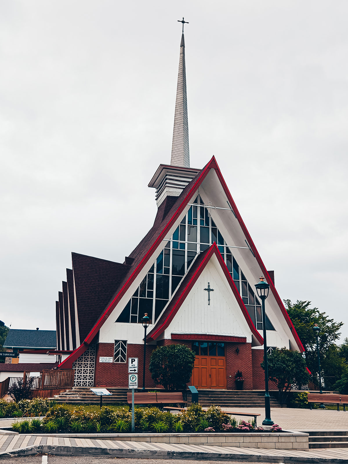 L’église moderne Sainte-Croix au toit très pentu