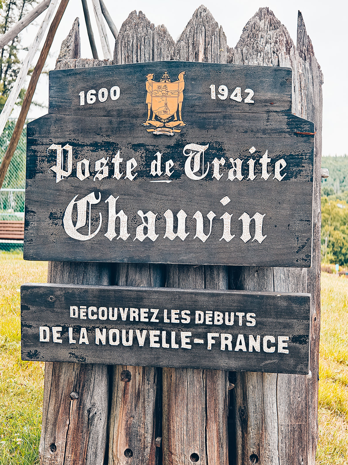 Un panneau « Poste de Traite Chauvin, 1600-1942 »
