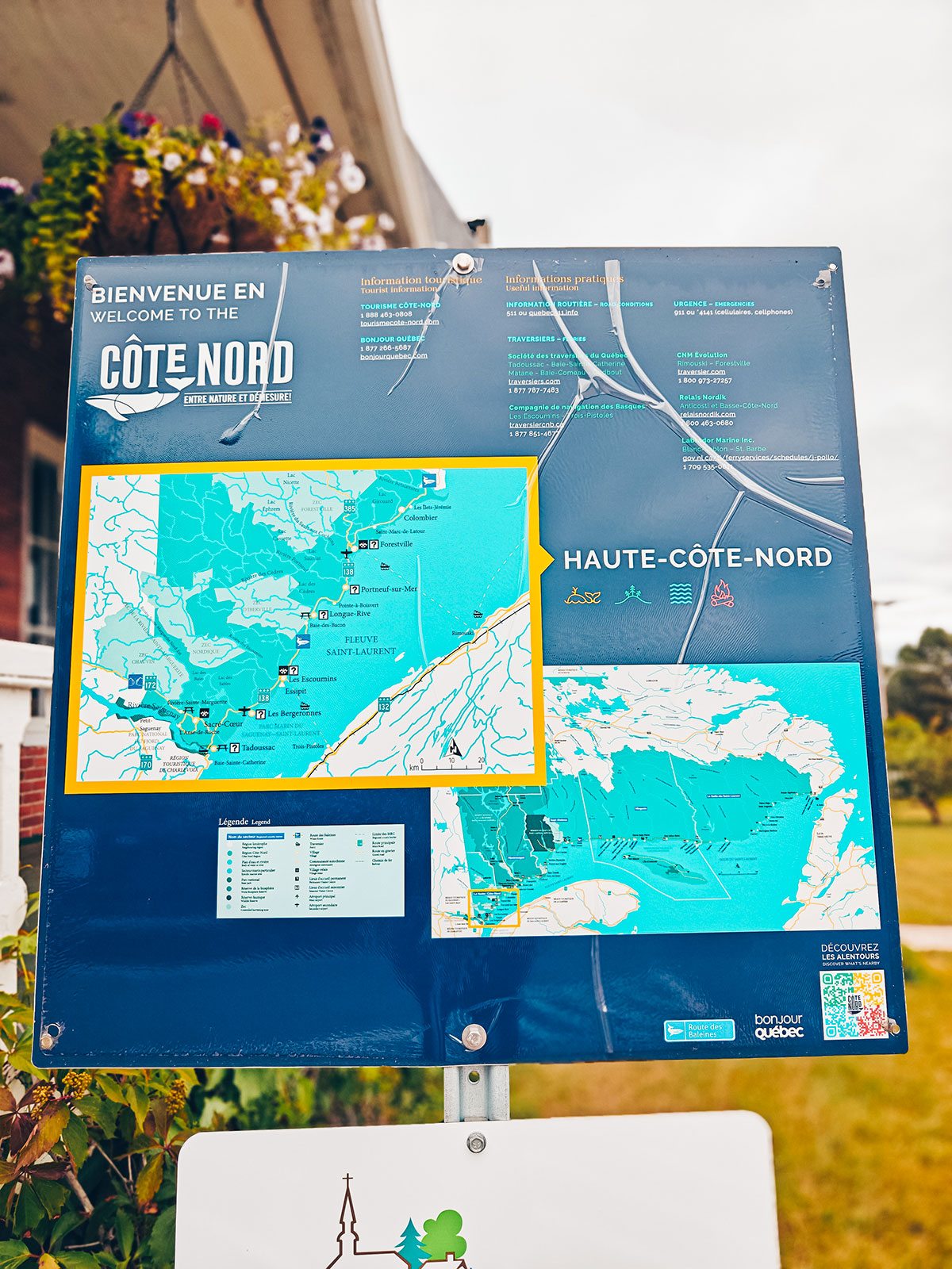 Un grand panneau-carte de la Côte-Nord