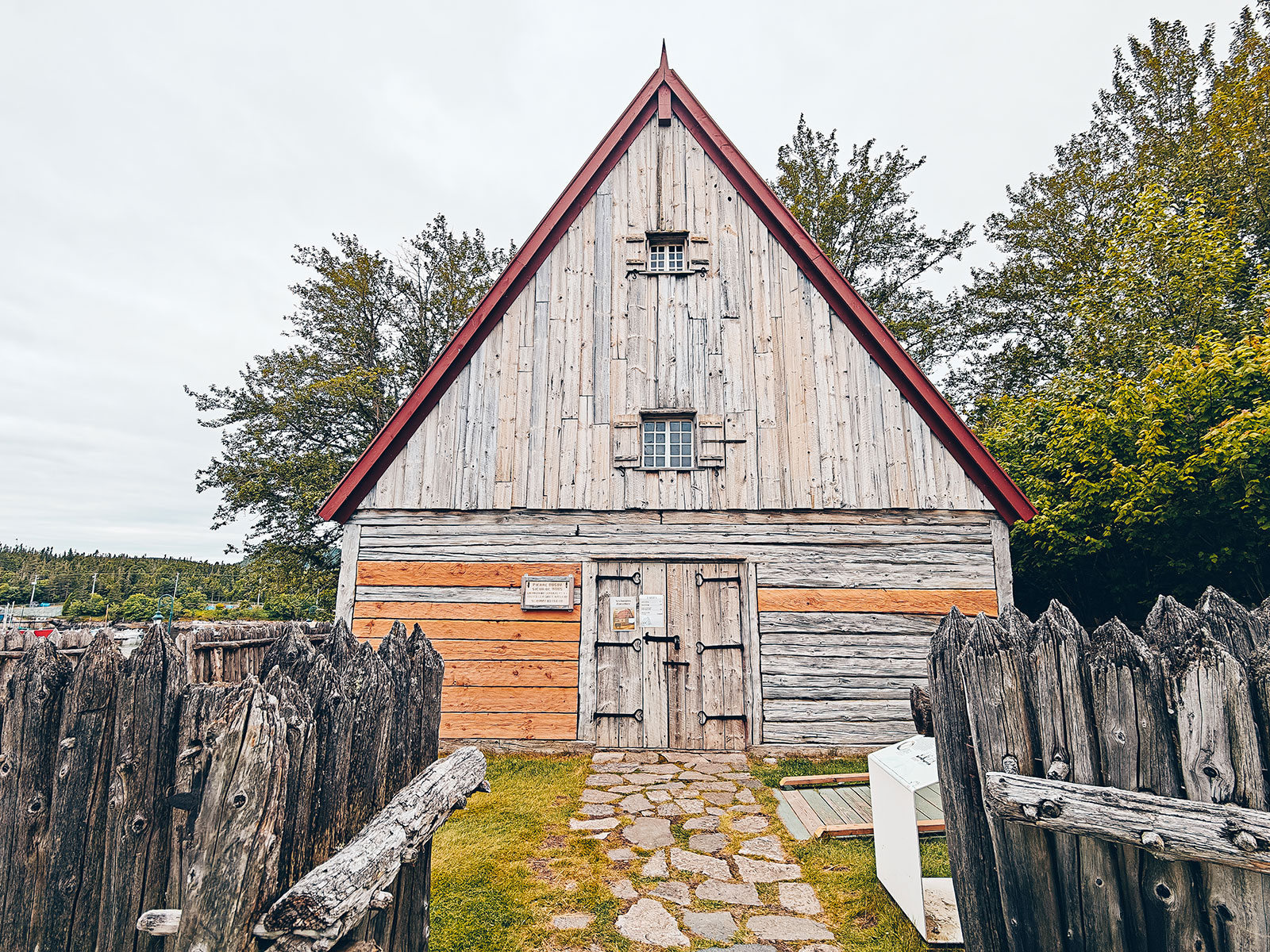 Le pignon du bâtiment de bois