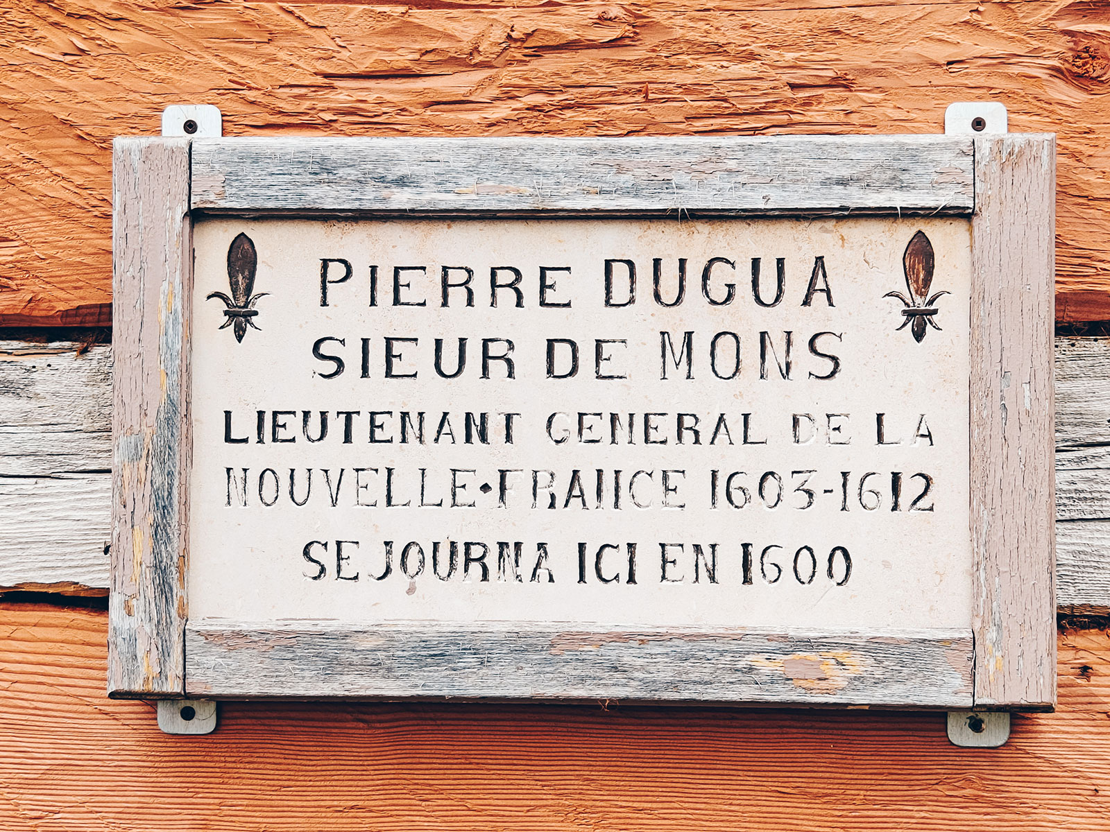 Un panneau rappelant le séjour de Pierre Dugua de Mons en 1600