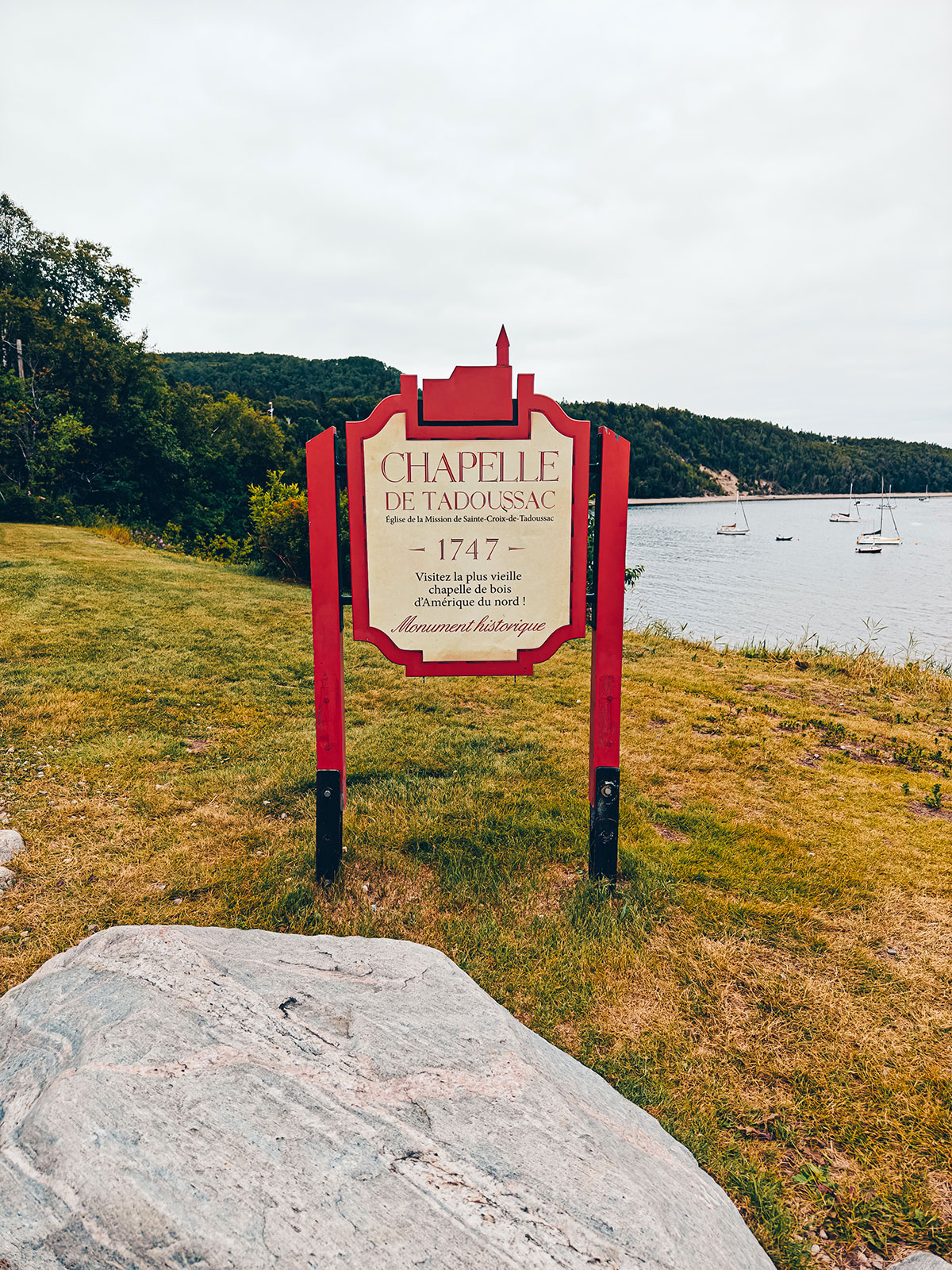 Le panneau rouge de la chapelle de Tadoussac indiquant 1747