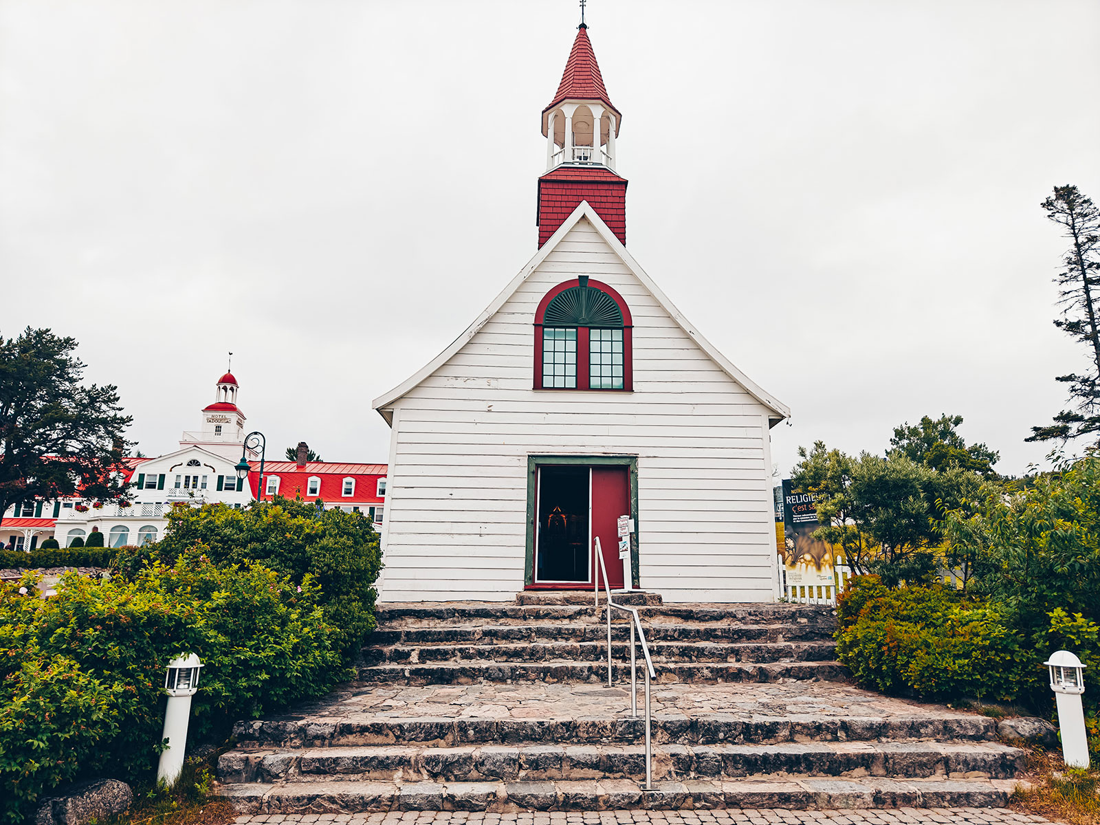 La petite chapelle de bois blanche à toit rouge et clocher
