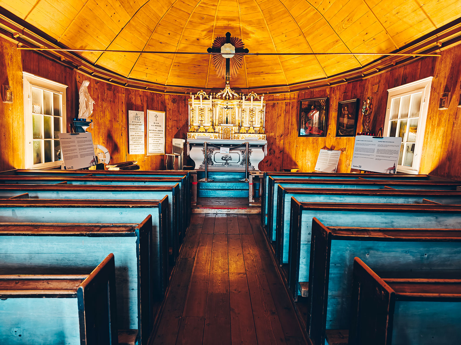L’intérieur de la chapelle et ses bancs de bois