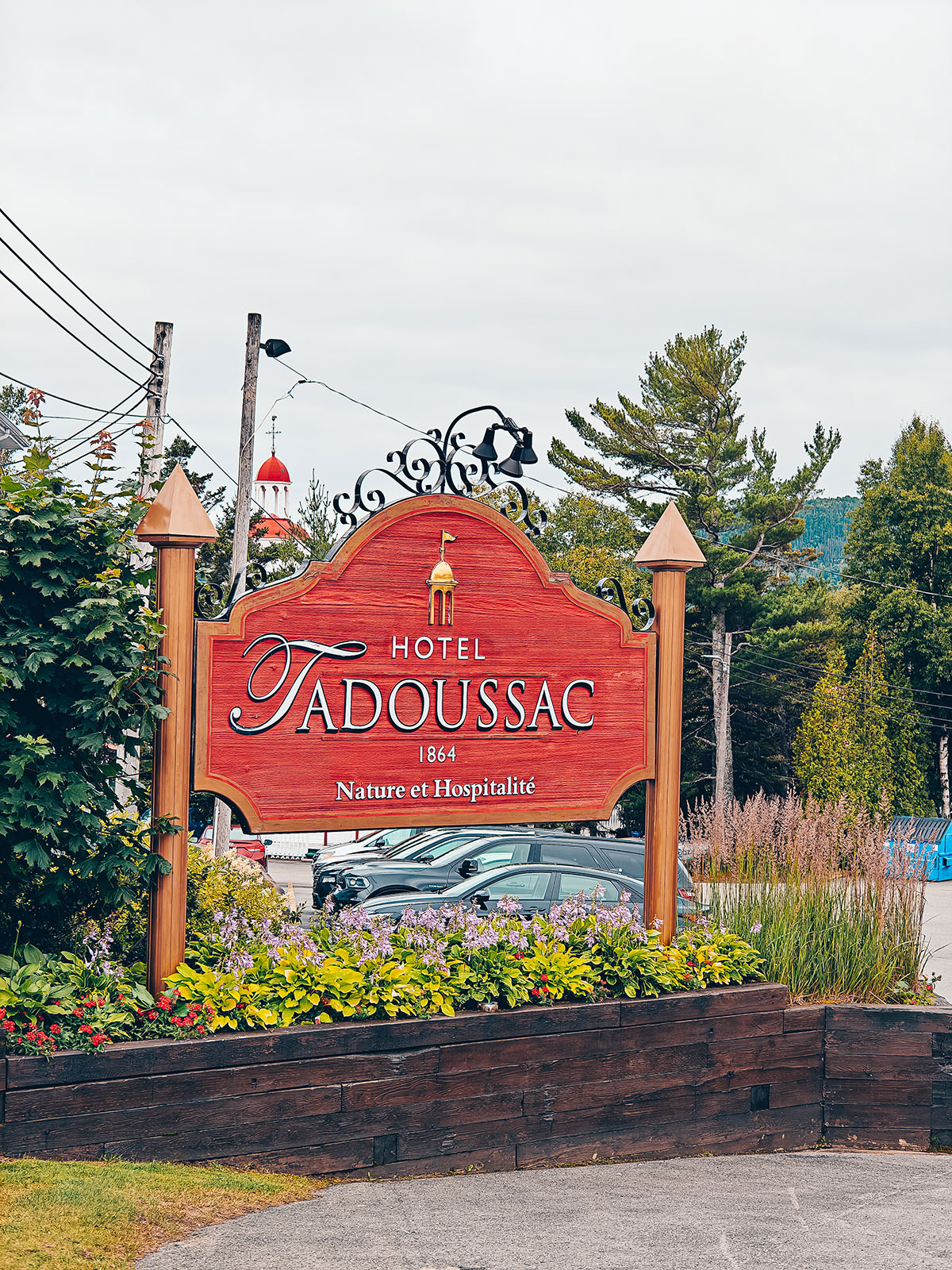 Le panneau de l’Hôtel Tadoussac au bord de la route