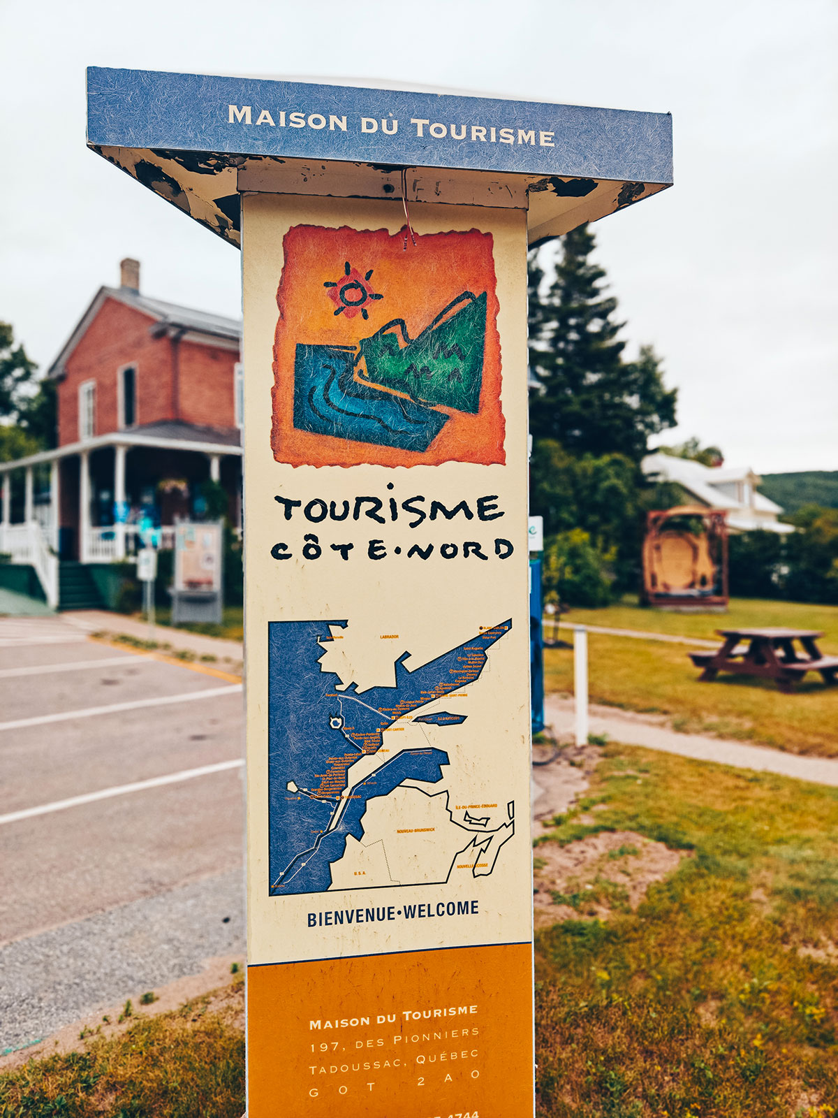 Un totem touristique sculpté dans le village