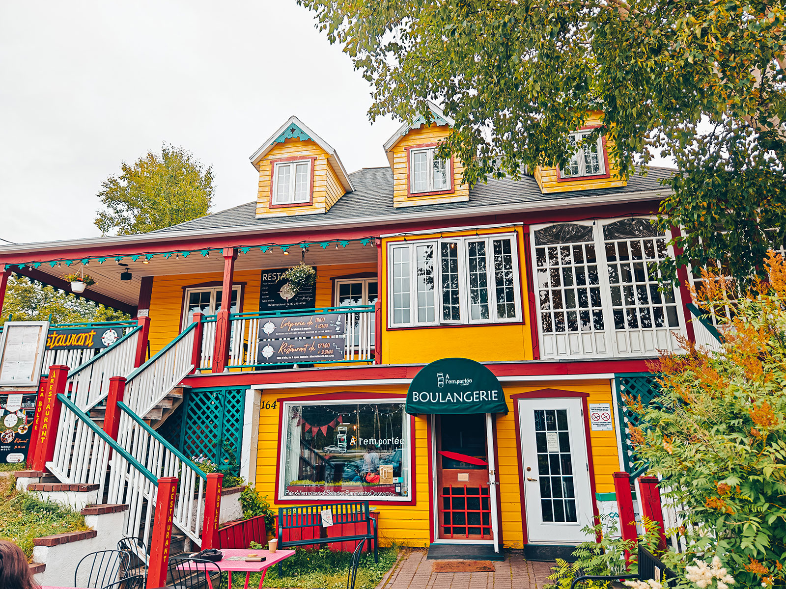 Une devanture de boutique peinte de couleurs vives, celle de la boulangerie