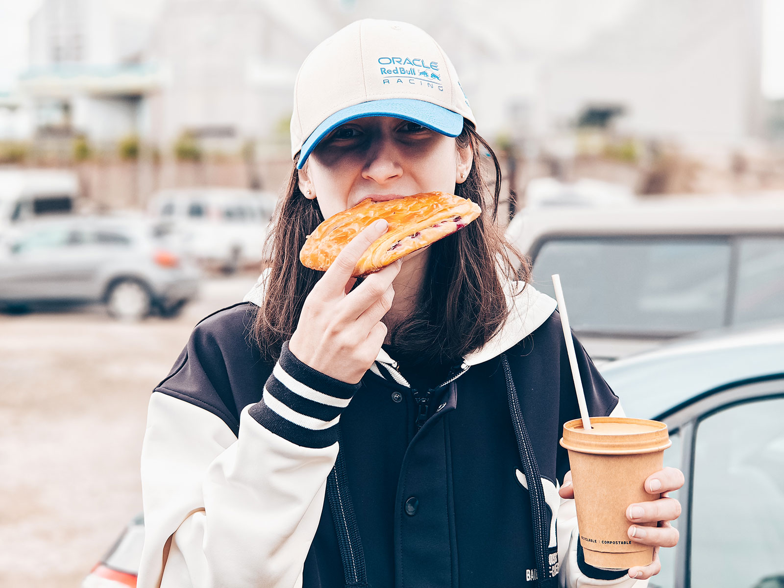 Une viennoiserie et un café à la main