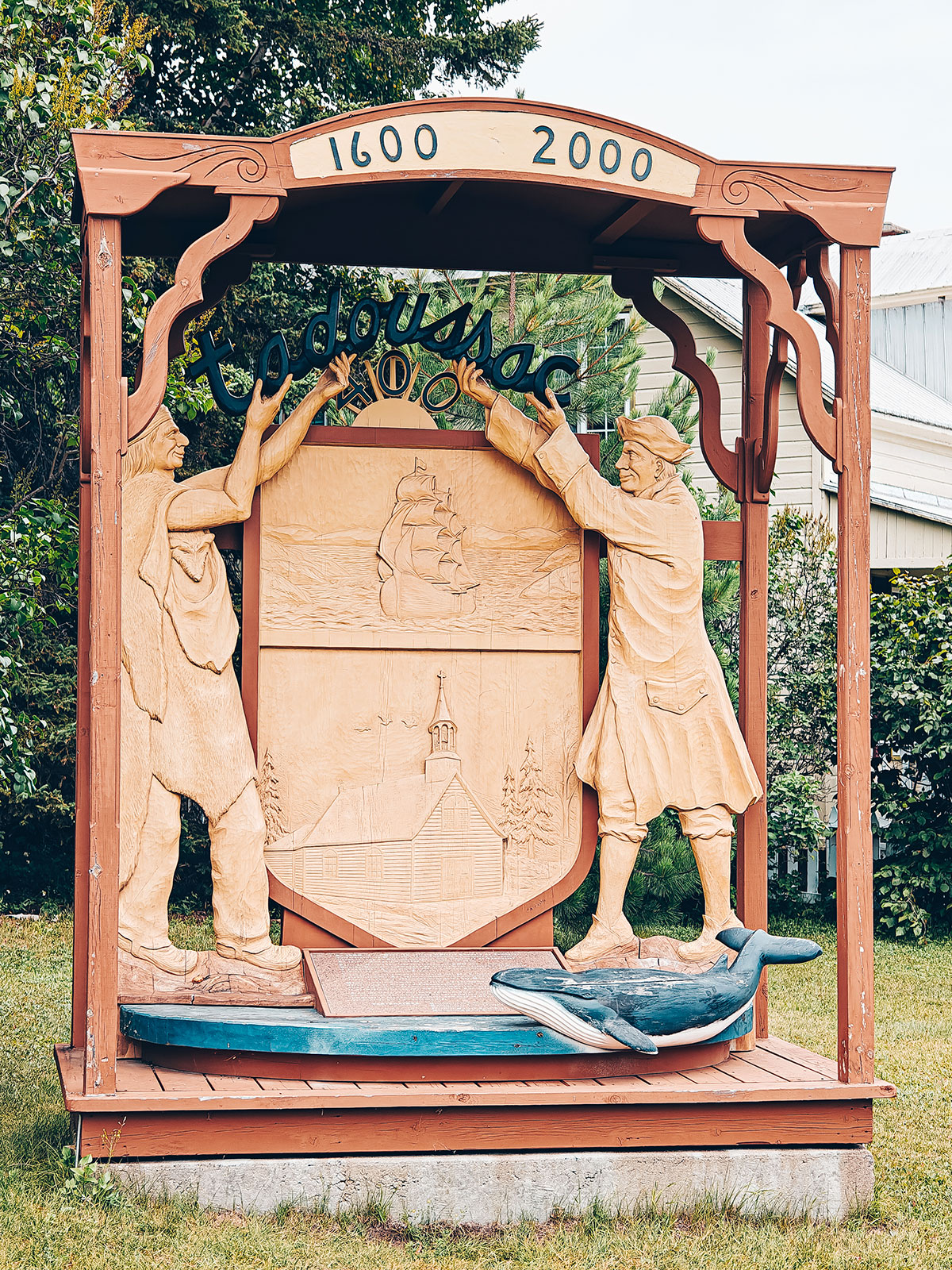 Un panneau de bois sculpté représentant une baleine