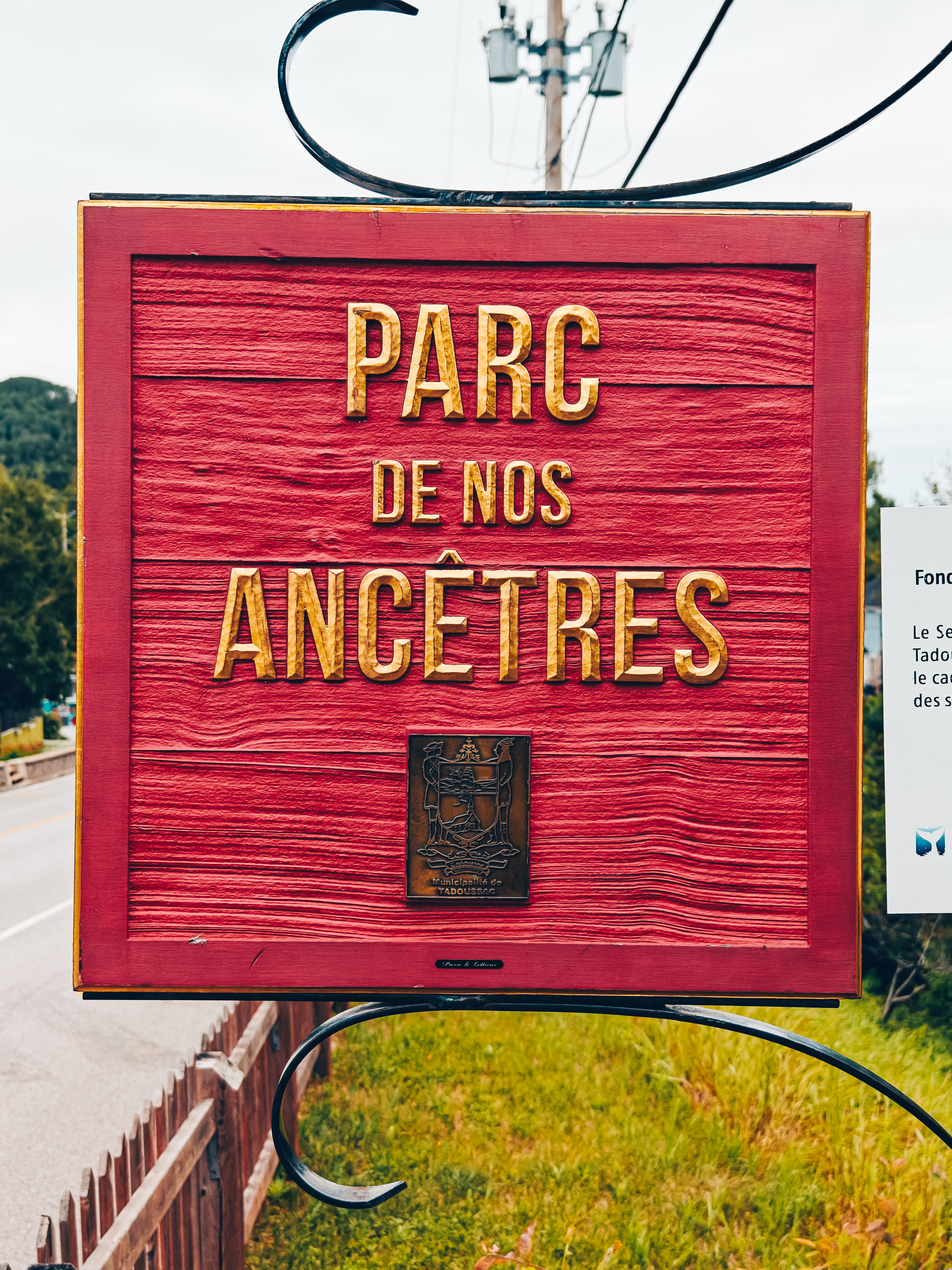Un panneau rouge « Parc de nos Ancêtres »