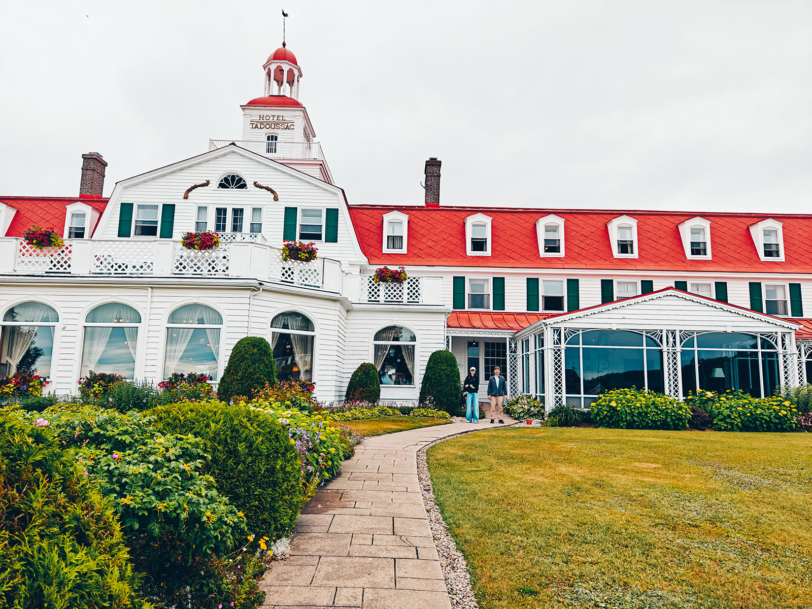 La longue façade blanche et le toit rouge de l’Hôtel Tadoussac