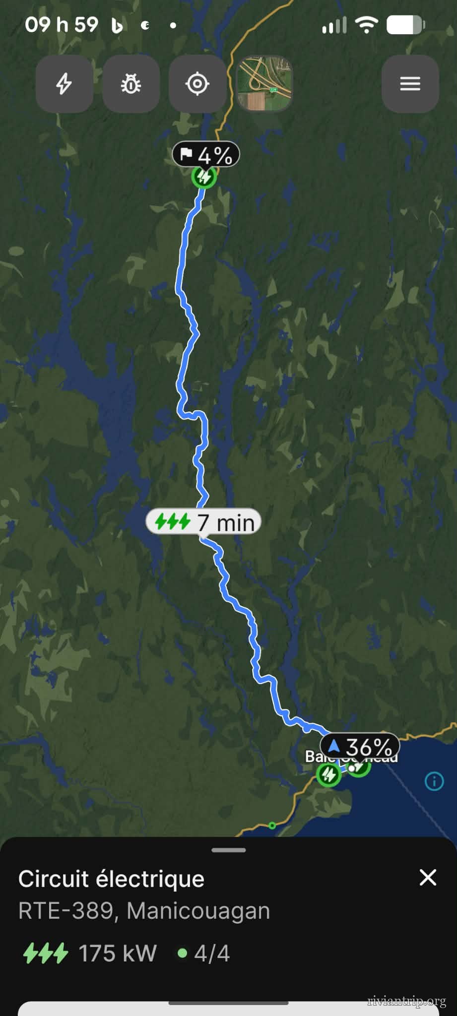 Écran de navigation du Rivian : le trajet de Baie-Comeau à Manic-5 par la route 389, départ à 36 % et arrivée annoncée à 4 %, avec la borne Circuit électrique de la RTE-389